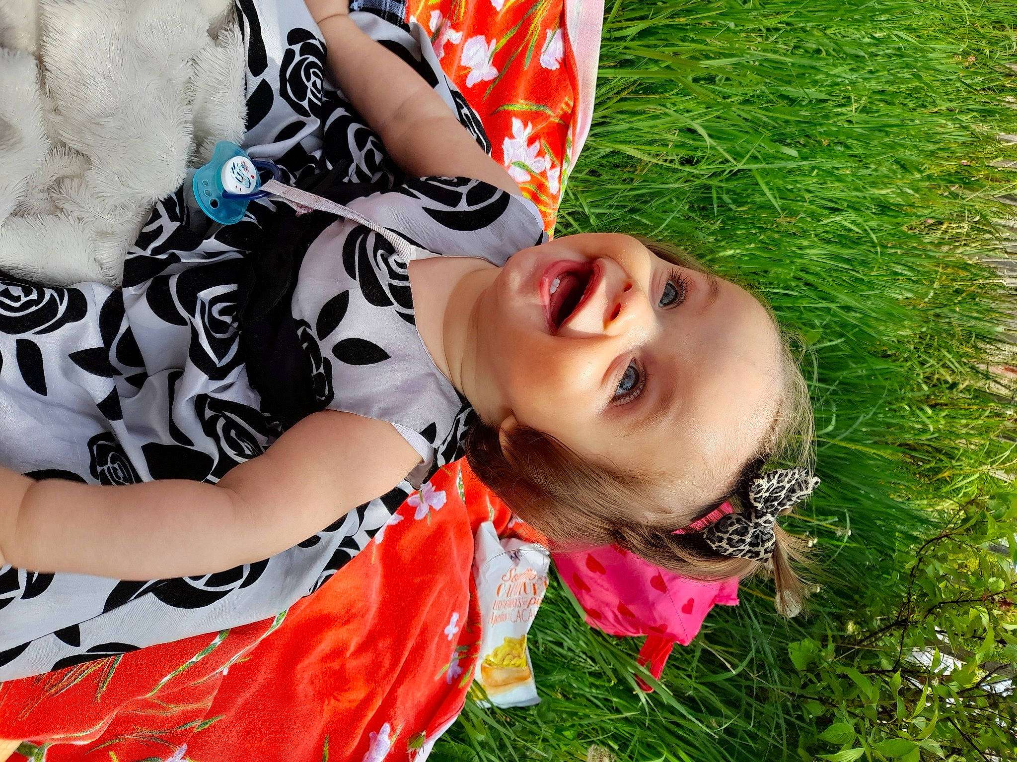 Kalyneka a rejoint le concours — aidez-le/la à gagner de superbes lots ! arm, child, cool, dress, event, fun, grass, grassland, happy, laugh, leisure, meadow, pattern, people_in_nature, person, plant, portrait_photography, smile, spring, summer