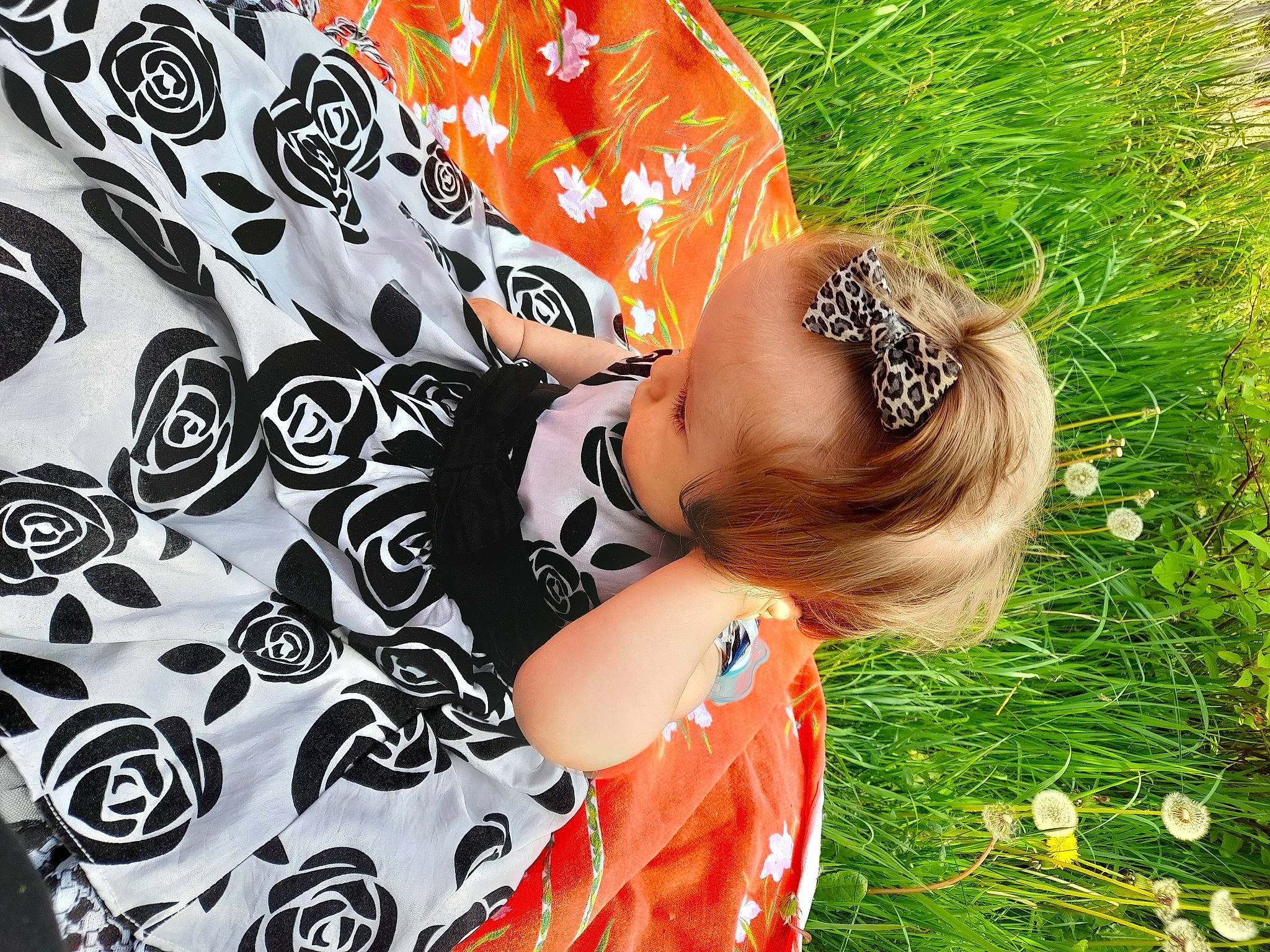 Kalyneka a rejoint le concours — aidez-le/la à gagner de superbes lots ! beauty, brown_hair, clothing, fun, grass, grassland, hairstyle, happy, leaf, mammal, meadow, pattern, people_in_nature, person, plant, prairie, sleeve, sunglasses, t_shirt, toddler