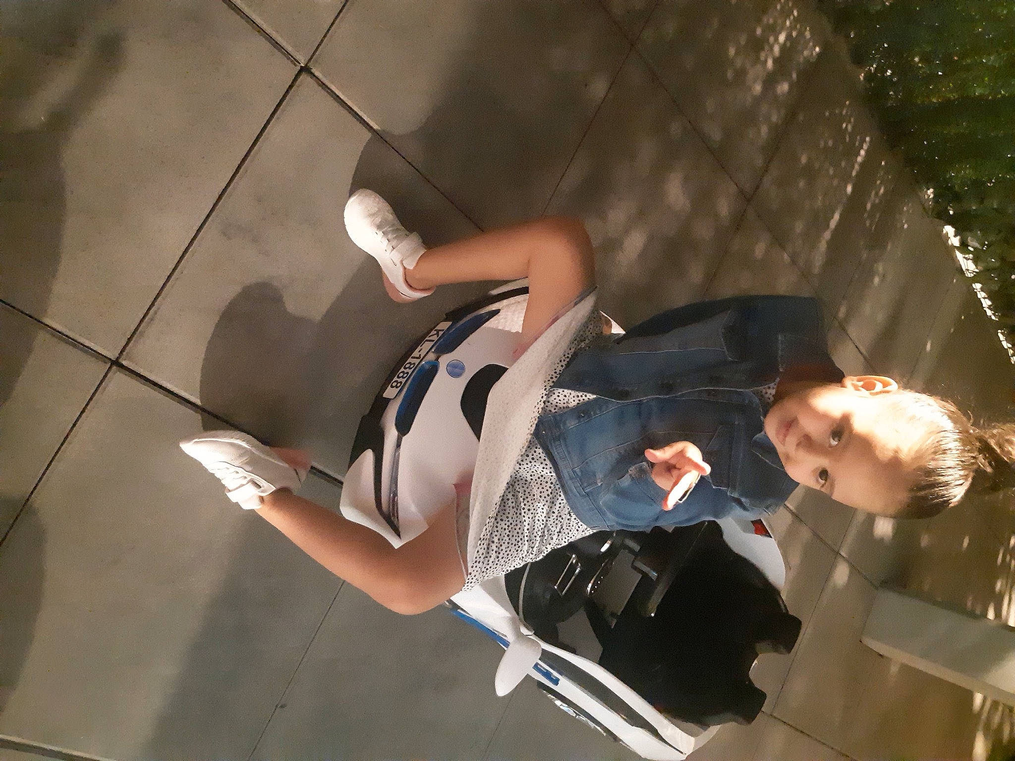 Sirine participe au concours pour gagner de l'argent avec cette photo : automotive_design, bag, black_hair, elbow, event, eyewear, flash_photography, flooring, formal_wear, fun, gesture, human_leg, knee, leisure, person, room, sandal, shoe, sitting, sneakers