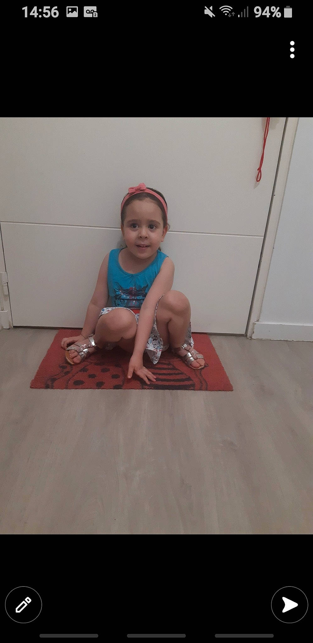 Sirine a rejoint le concours — aidez-le/la à gagner de superbes lots ! baby, baby_toddler_clothing, balance, barefoot, floor, flooring, foot, fun, hardwood, human_leg, knee, person, recreation, sandal, sitting, sports_equipment, sportswear, t_shirt, thigh, toddler