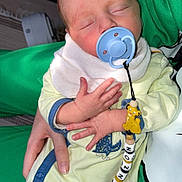 Lenzon a rejoint le concours — aidez-le/la à gagner de superbes lots ! architecture, baby, bed, blanket, bodypart, building, clothing, cushion, face, finger, furniture, hand, head, homedecor, hospital, newborn, person, photography, portrait, sleeping