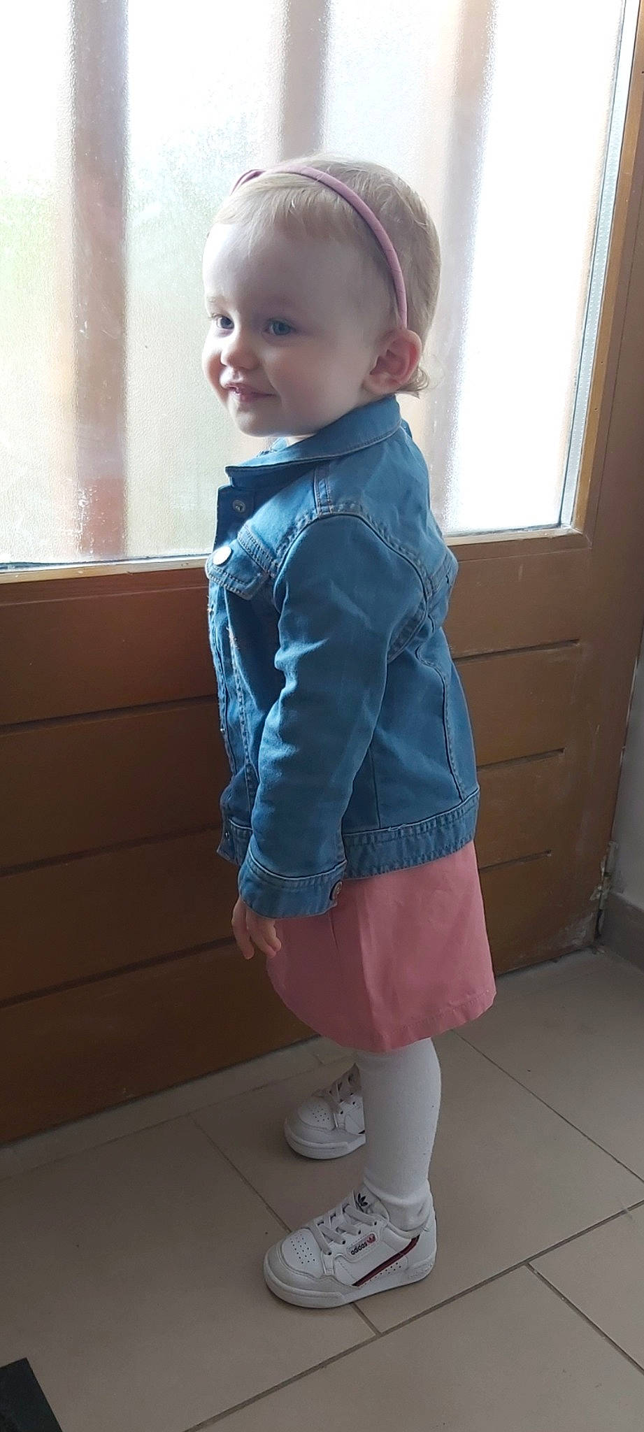 Lya participe au concours pour gagner de l'argent avec cette photo : baby, baby_toddler_clothing, blue, child, clothing, denim, jacket, knee, leg, outerwear, person, shoe, shorts, shoulder, sleeve, standing, toddler