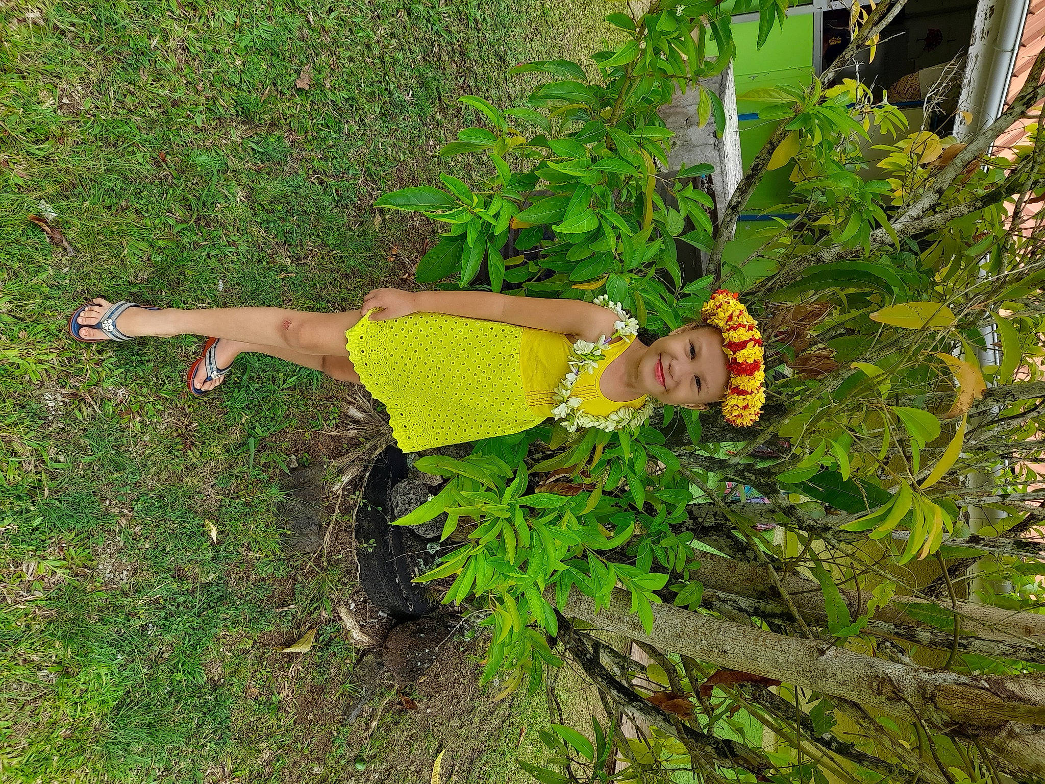 Nahivai participe au concours pour gagner de l'argent avec cette photo : fun, garden, grass, groundcover, headwear, herb, joy, landscape, lawn_ornament, leisure, people_in_nature, person, plant, plant_stem, shorts, shrub, smile, soil, terrestrial_plant, thigh