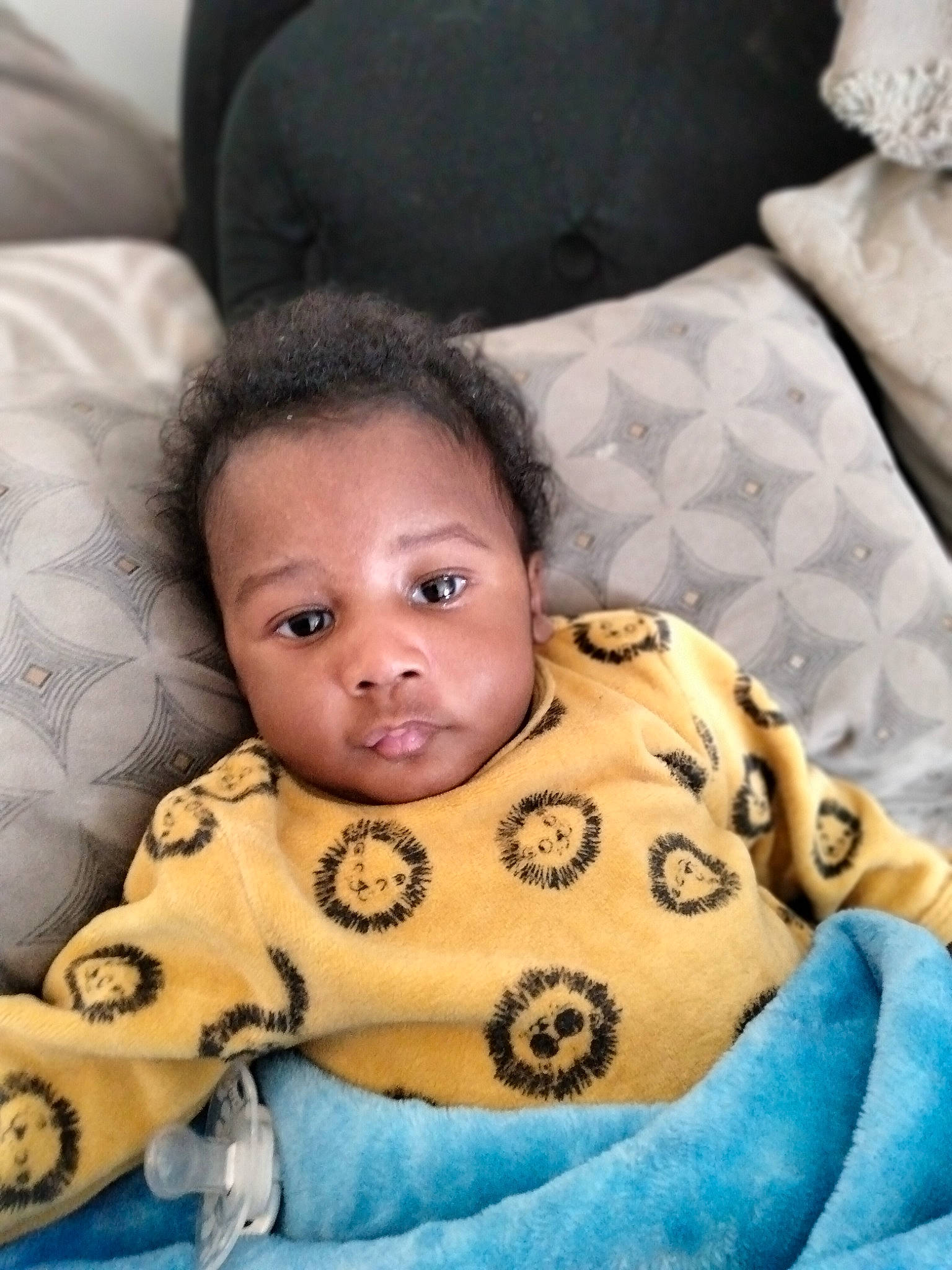 Sohan a rejoint le concours — aidez-le/la à gagner de superbes lots ! baby, baby_toddler_clothing, bedding, cheek, child, comfort, eyelash, hair, happy, iris, linens, lip, mammal, nose, person, sitting, skin, sleeve, smile, toddler