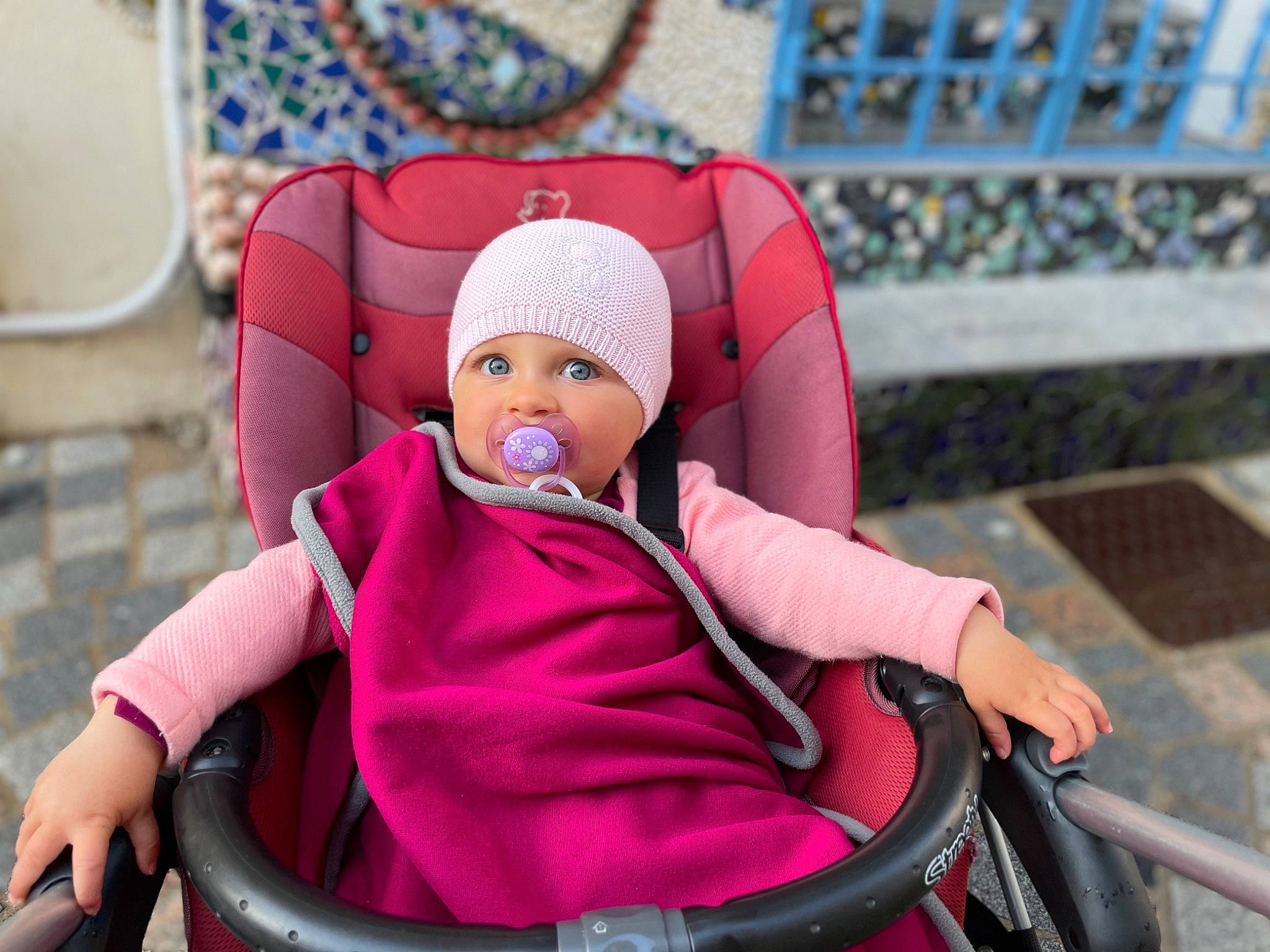 Louise participe au concours pour gagner de l'argent avec cette photo : baby, baby_carriage, baby_products, baby_safety, baby_toddler_clothing, child, comfort, fun, happy, headgear, headwear, lap, leisure, magenta, people, person, pink, product, purple, recreation
