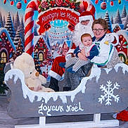 Milio a rejoint le concours — aidez-le/la à gagner de superbes lots ! child, baby, santa_claus, christmas, holiday_backdrop, sled, teddy_bear, candy_cane, winter, snow, glasses, smile, family, portrait, festive, decoration, bell, red_costume, greeting_sign, seated