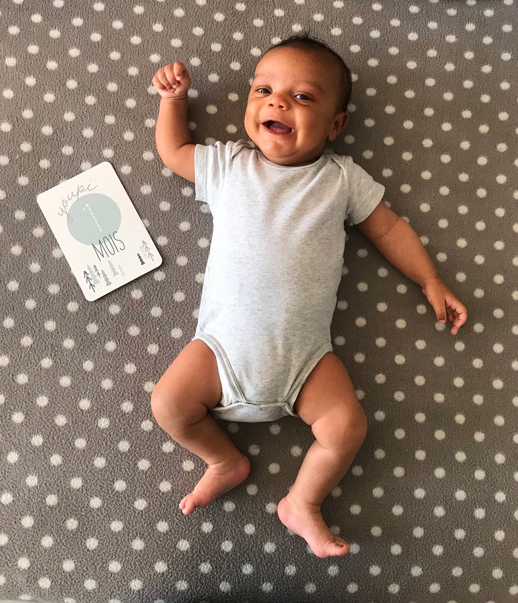 Julio participe au concours pour gagner de l'argent avec cette photo : arm, baby, baby_toddler_clothing, barefoot, child, facial_expression, finger, fun, gesture, hand, happy, joint, pattern, person, pink, sleeve, smile, standing, t_shirt, thumb