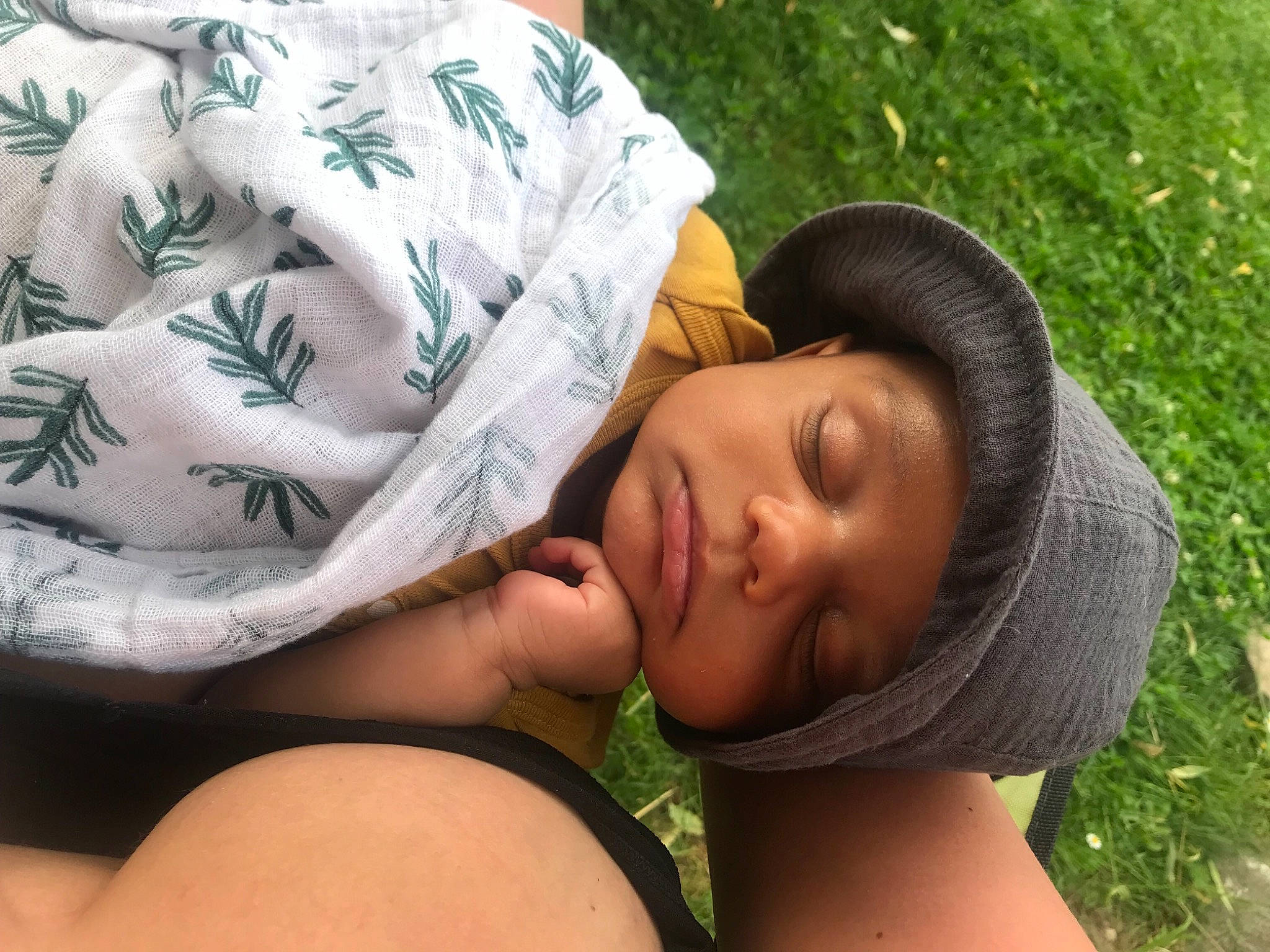 Julio a rejoint le concours — aidez-le/la à gagner de superbes lots ! abdomen, black_hair, chest, child, comfort, eye, grass, hand, happy, head, headgear, headwear, human_body, people_in_nature, person, plant, shoulder, skin, thigh, tree