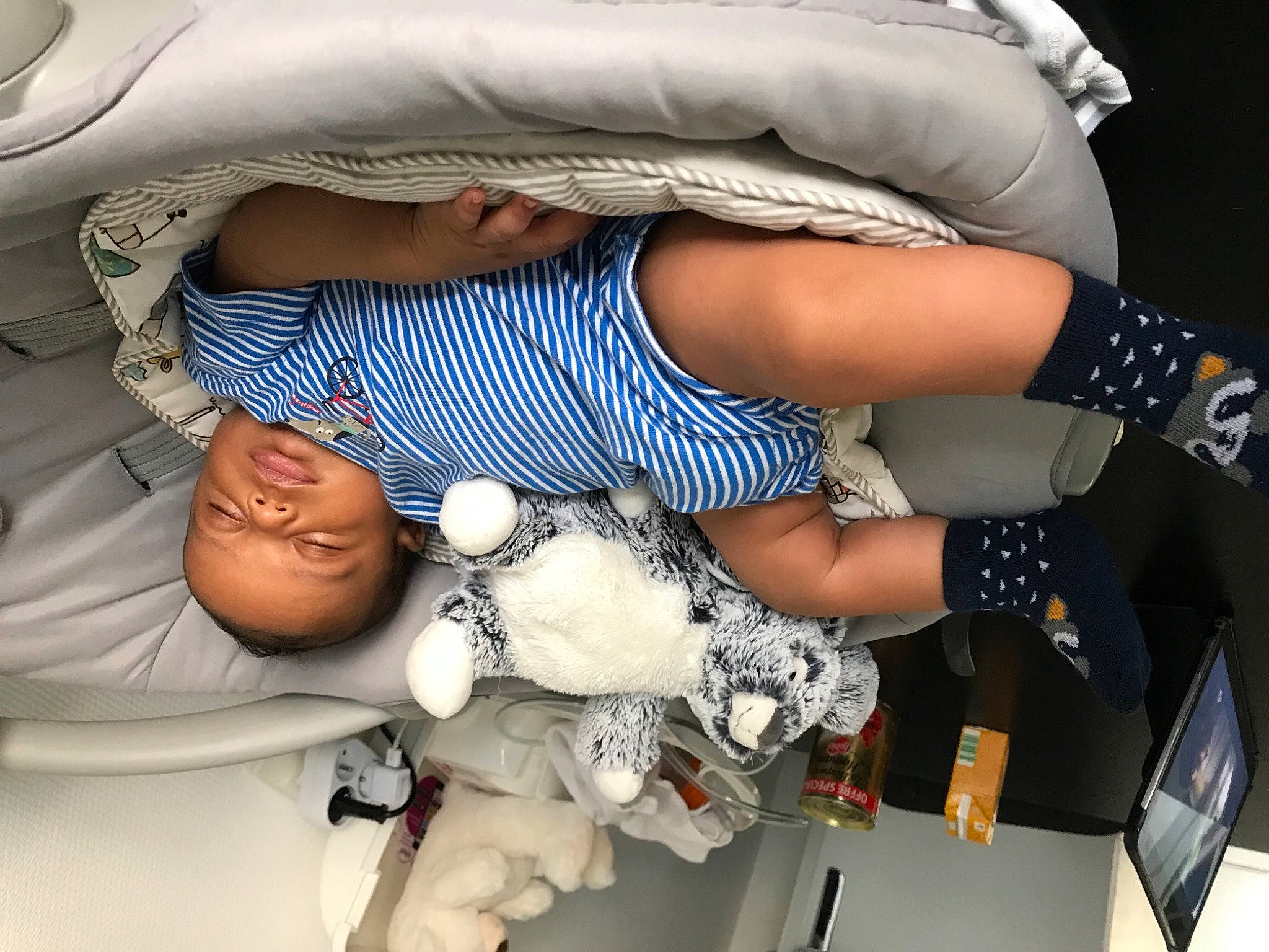 Julio participe au concours pour gagner de l'argent avec cette photo : abdomen, arm, comfort, elbow, finger, gesture, hand, human_body, human_leg, joint, knee, mouth, nail, person, product, sleeve, thigh, trunk, waist, white