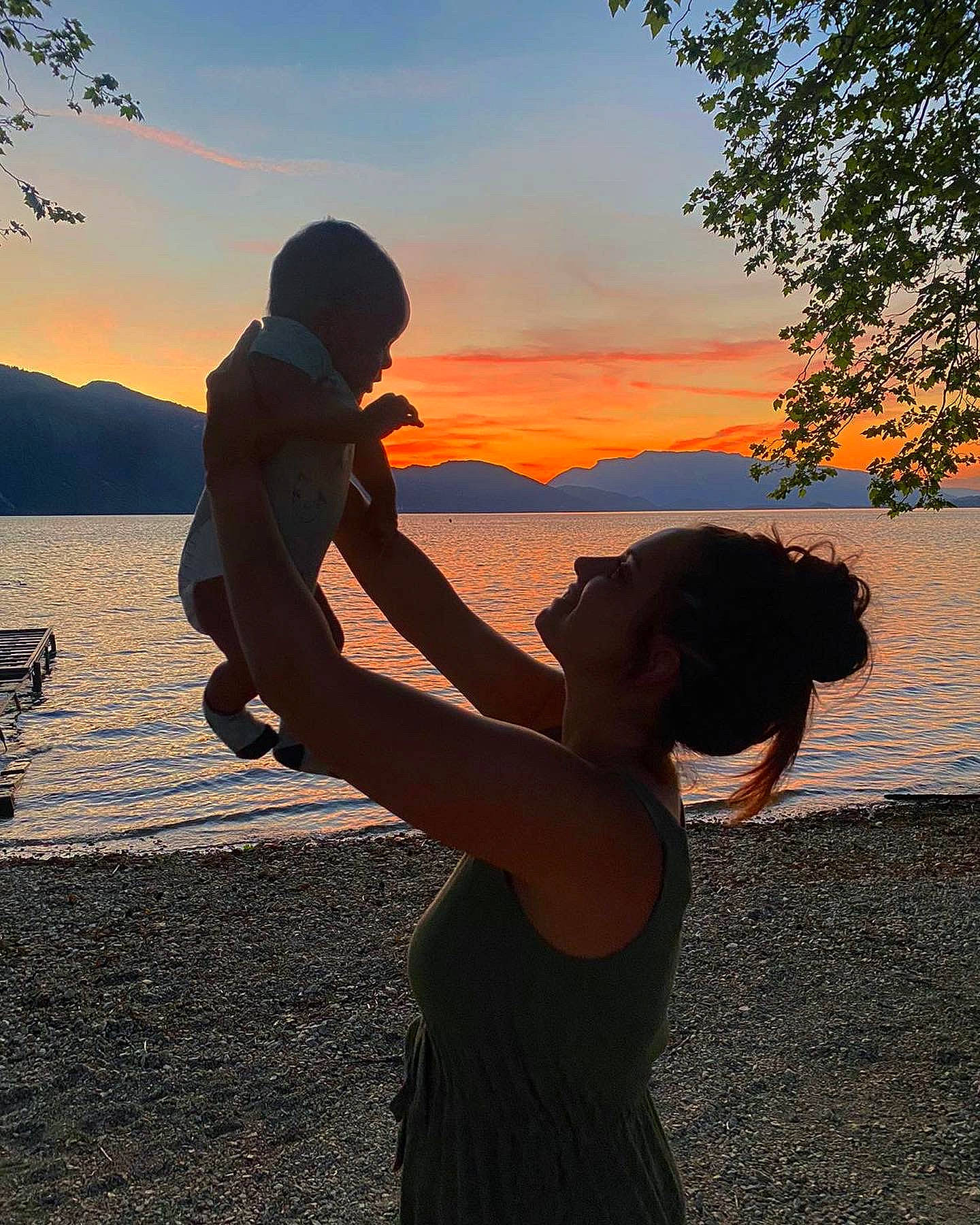 Julio a rejoint le concours — aidez-le/la à gagner de superbes lots ! afterglow, cloud, flash_photography, friendship, gesture, happy, horizon, interaction, lake, landscape, leisure, people_in_nature, person, sky, standing, sunlight, sunrise, tints_and_shades, travel, tree