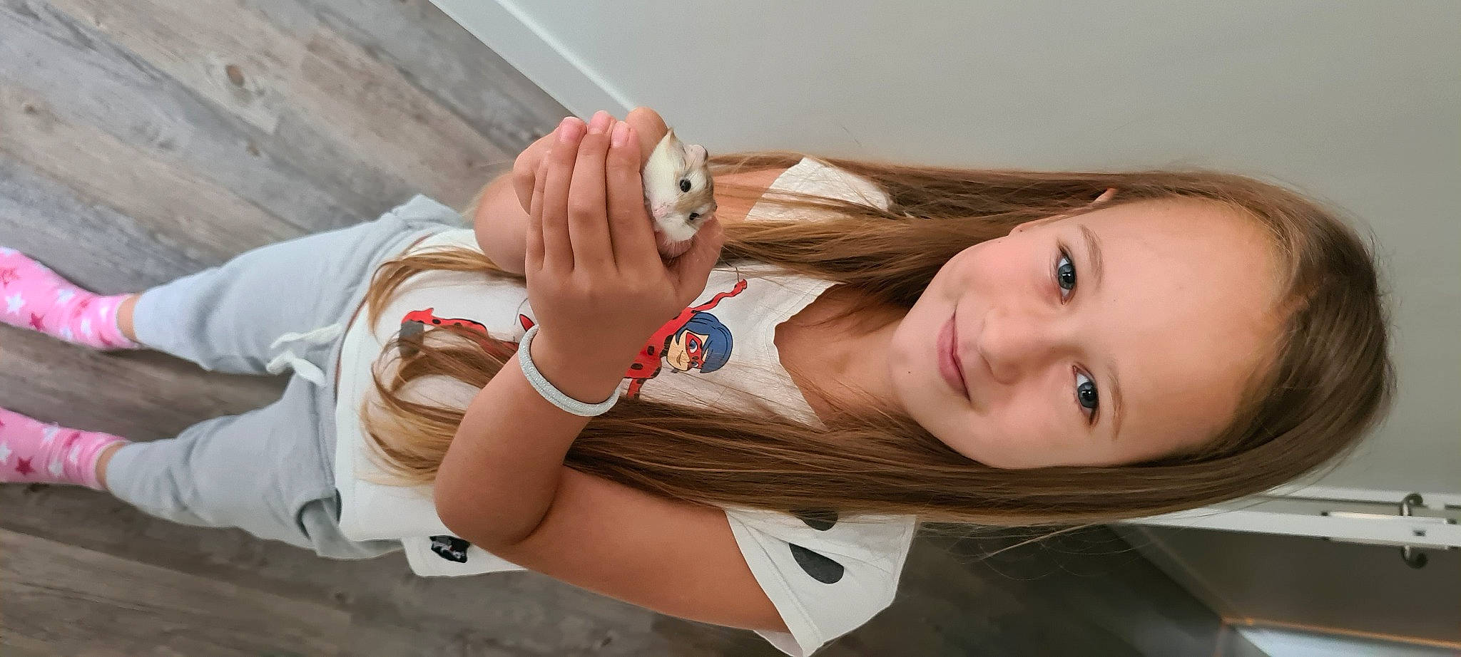 Darina a rejoint le concours — aidez-le/la à gagner de superbes lots ! blond, child, ear, elbow, joy, neck, person