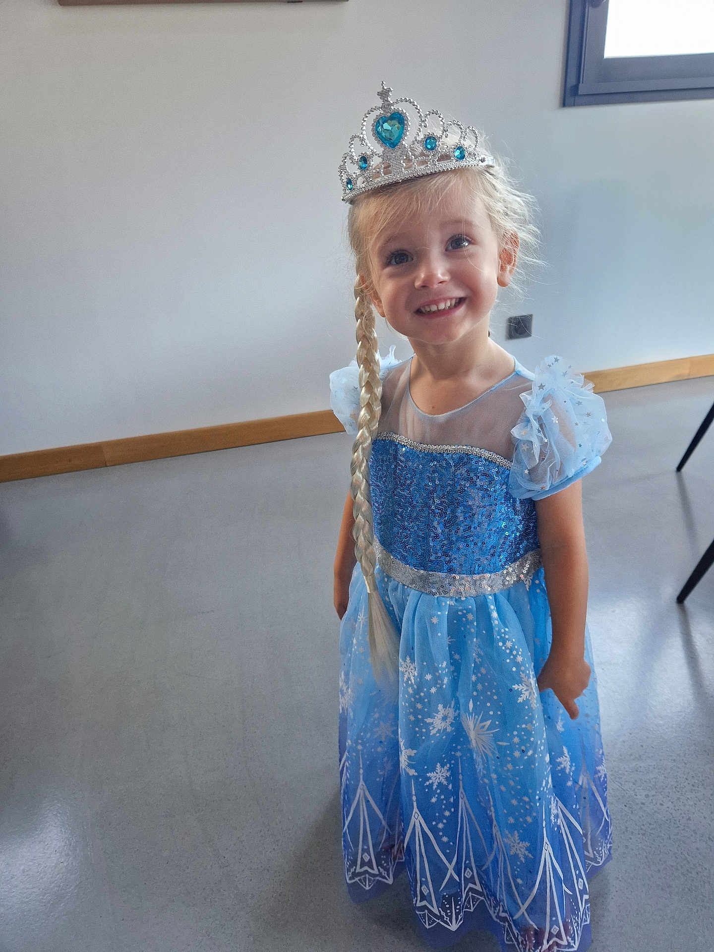 Hélya a rejoint le concours — aidez-le/la à gagner de superbes lots ! child, girl, princess, dress, blue_dress, tiara, braid, blonde_hair, smile, indoor, floor, window, wall, happy, costume, sparkle, young_child, portrait, person, cute