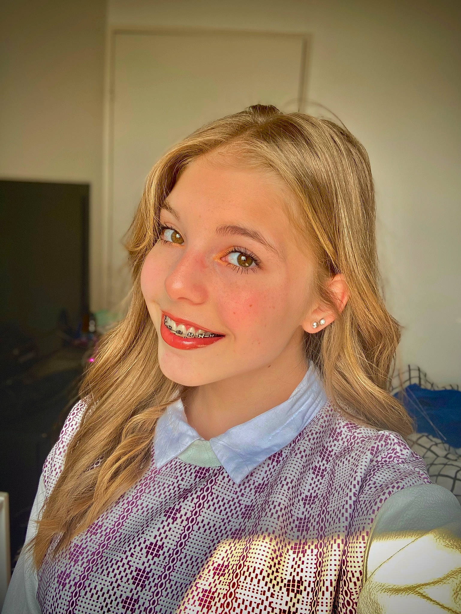 Judickaelle a rejoint le concours — aidez-le/la à gagner de superbes lots ! blazer, dress_shirt, eyelash, facial_expression, fashion, fashion_design, formal_wear, fun, hairstyle, happy, iris, jaw, joy, lip, makeover, neck, outerwear, people, person, sleeve