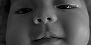 Capucine participe au concours pour gagner de l'argent avec cette photo : baby, face, closeup, black_and_white, infant, cheeks, soft_light, texture, blanket, portrait, young_child, sleepy, cute, skin, head, expression, indoors, person, newborn, monochrome
