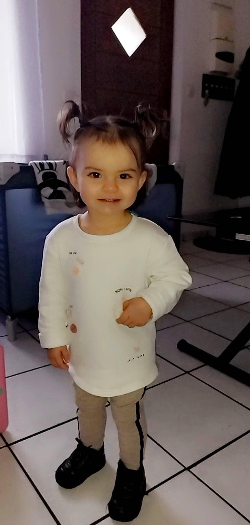 Victoire participe au concours pour gagner de l'argent avec cette photo : baby_toddler_clothing, cheek, child, face, floor, flooring, fun, hair, hairstyle, happy, head, joy, neck, person, room, shoulder, sleeve, smile, t_shirt, thigh