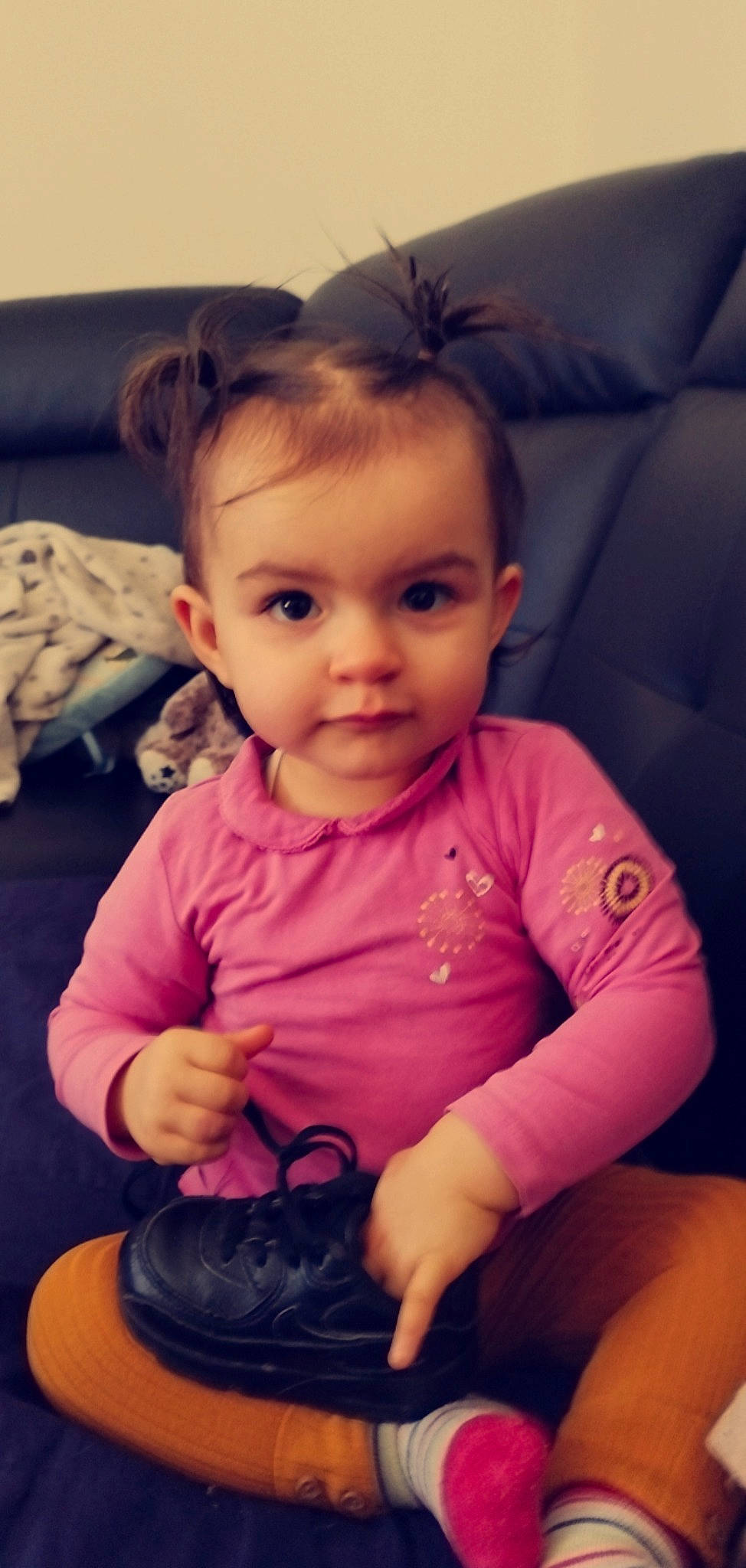 Victoire a rejoint le concours — aidez-le/la à gagner de superbes lots ! arm, baby_toddler_clothing, cheek, comfort, cool, ear, eyelash, finger, hair, hand, happy, iris, lip, mouth, nose, person, pink, purple, skin, sleeve