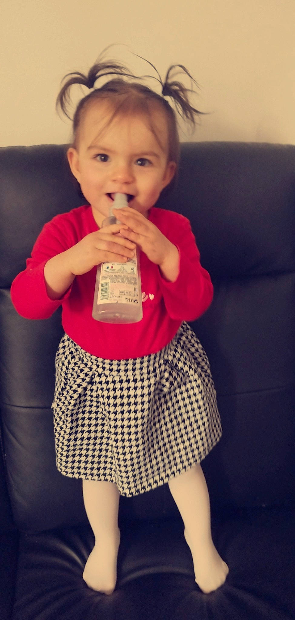 Victoire participe au concours pour gagner de l'argent avec cette photo : baby_toddler_clothing, cheek, clothing, face, finger, gesture, hair, hairstyle, happy, head, joint, neck, organ, person, shoulder, skin, sleeve, standing, tartan, toddler