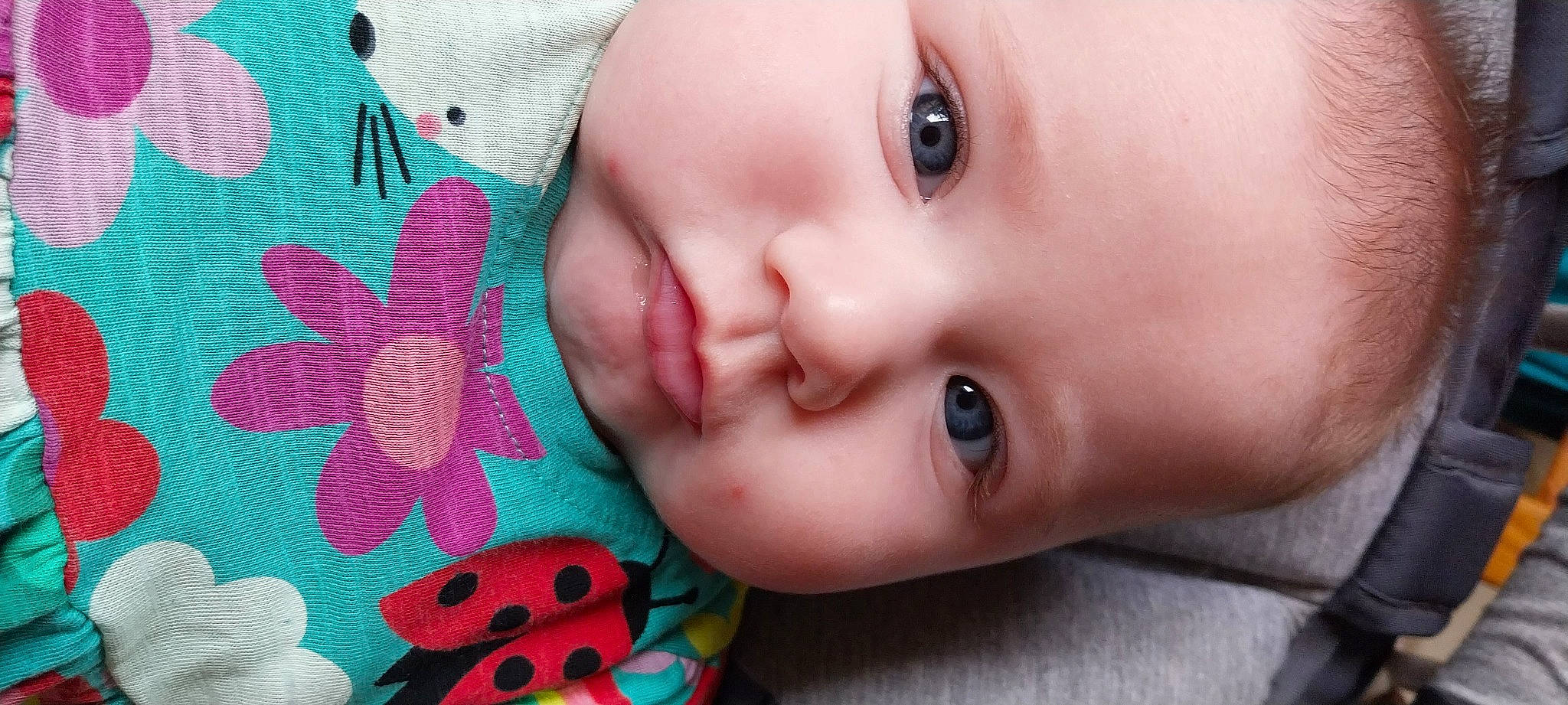 Aïnhoa a rejoint le concours — aidez-le/la à gagner de superbes lots ! baby, baby_toddler_clothing, cheek, child, eye, eyelash, finger, head, iris, lip, mammal, mouth, nail, nose, pattern, person, pink, red, skin, textile