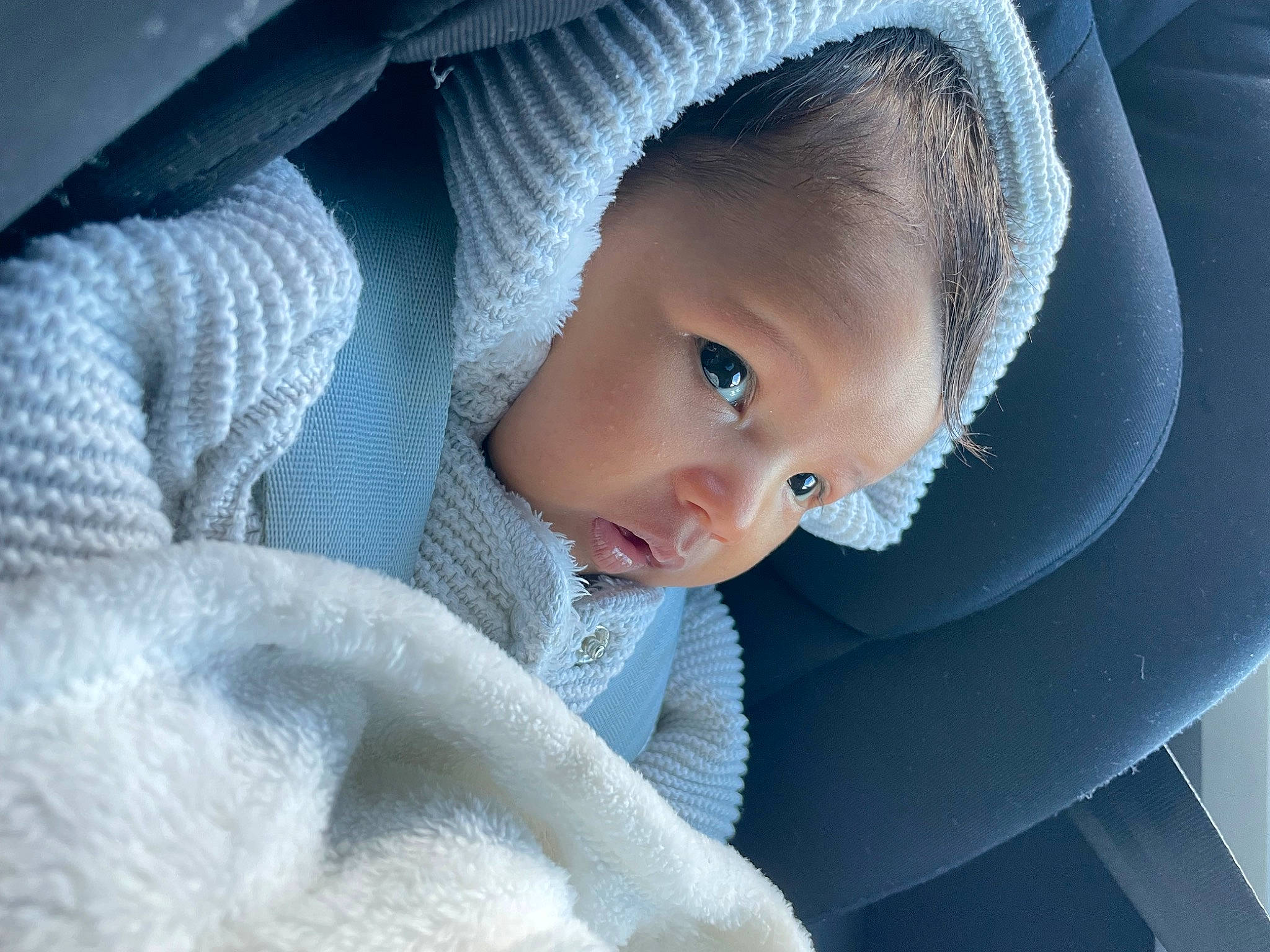 Hilona participe au concours pour gagner de l'argent avec cette photo : auto_part, baby, baby_products, baby_toddler_clothing, child, comfort, electric_blue, eye, eyebrow, fashion_accessory, flash_photography, hat, iris, linens, monochrome_photography, pattern, person, portrait_photography, sitting, toddler