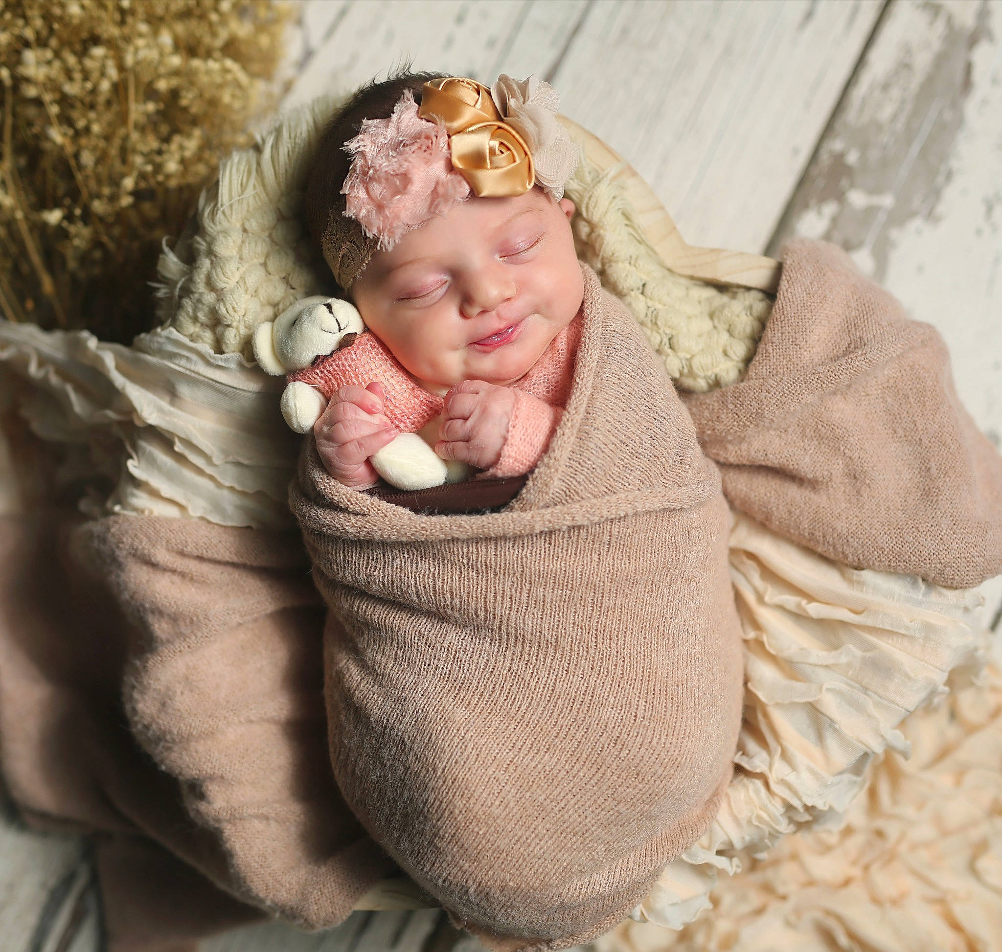 Noélia a rejoint le concours — aidez-le/la à gagner de superbes lots ! arm, art, baby, baby_sleeping, baby_toddler_clothing, comfort, finger, fur, gesture, grass, hand, headpiece, headwear, knit_cap, linens, person, sitting, sleeve, toddler, wood
