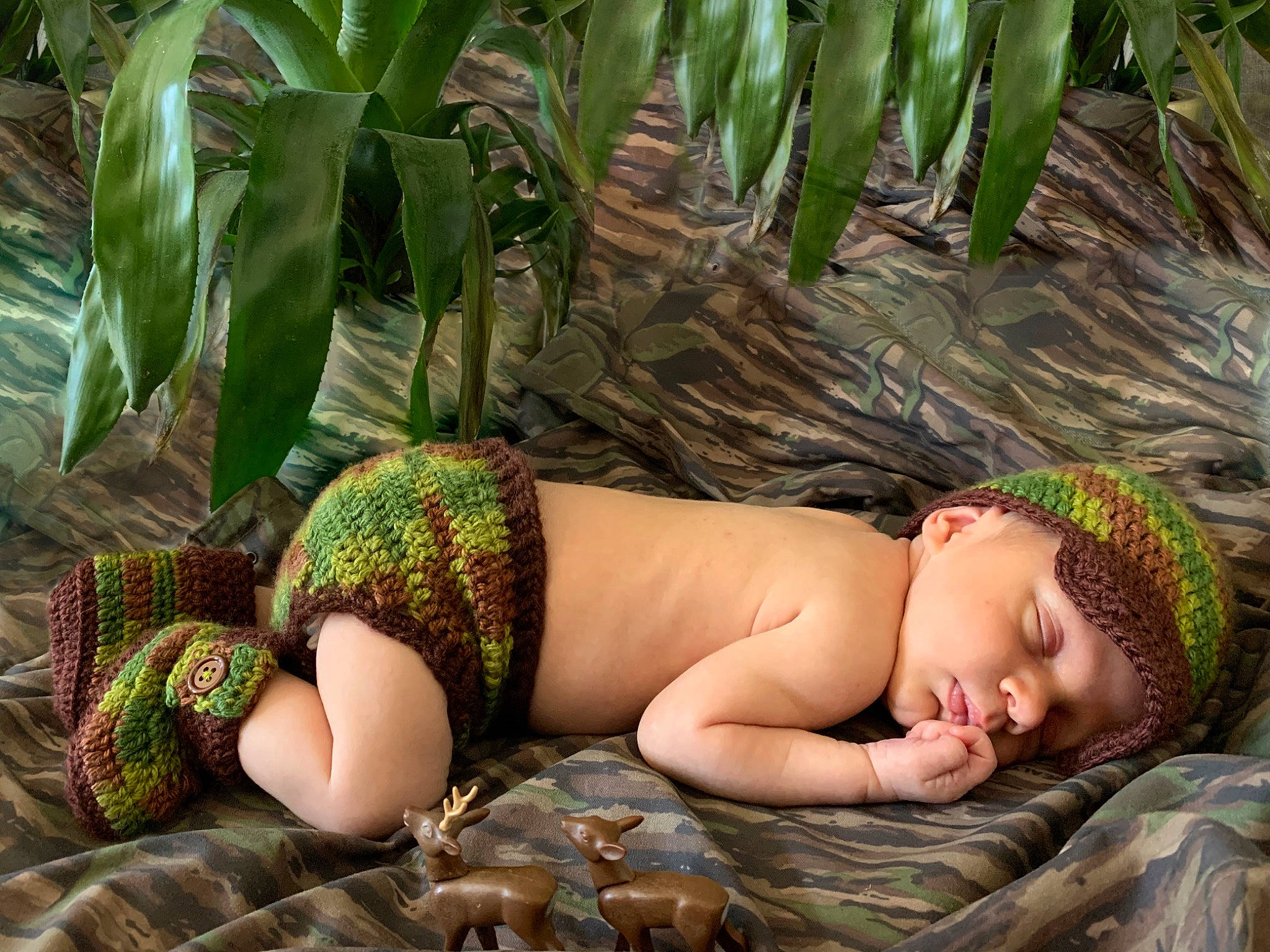 Roberto is registered to the contest to win money with this photo: camouflage, child, fawn, fictional_character, headwear, jungle, person, photography, plant, tree