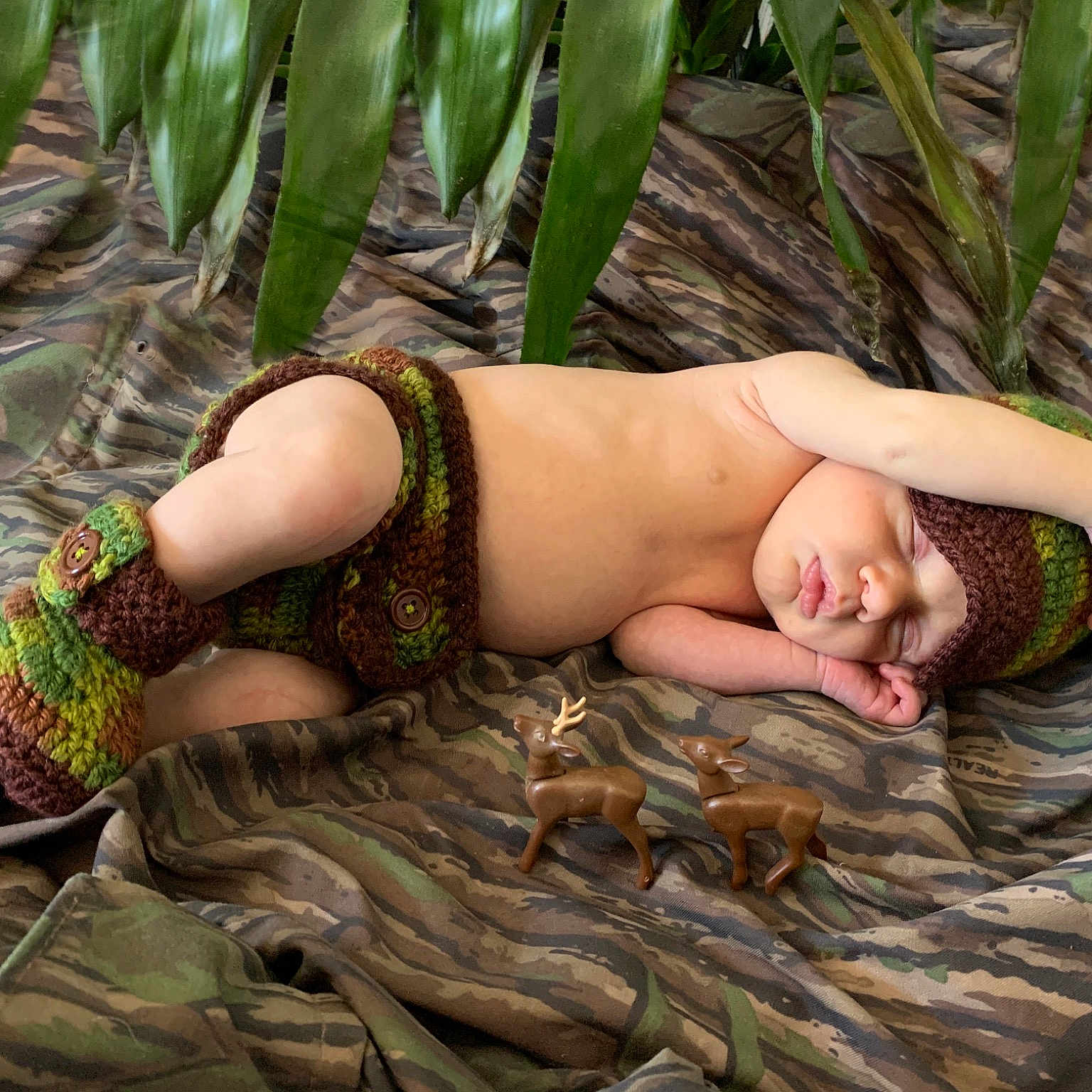 Roberto is registered to the contest to win money with this photo: camouflage, fictional_character, jungle, military_camouflage, plant