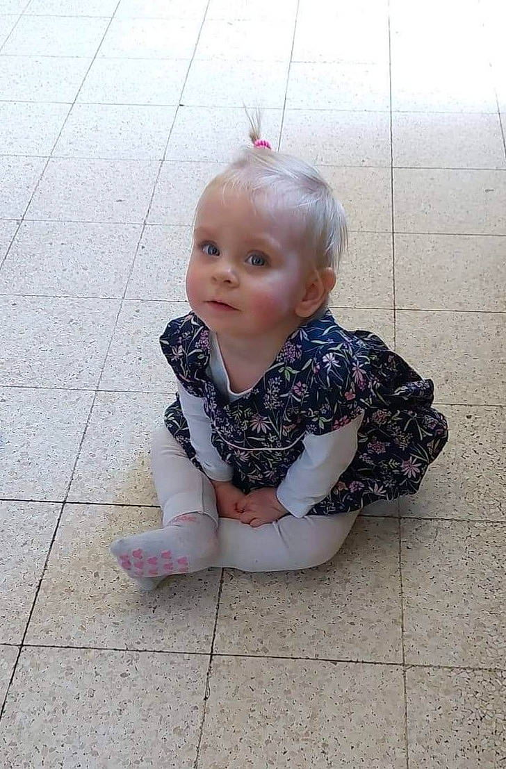 Alexia participe au concours pour gagner de l'argent avec cette photo : asphalt, baby, baby_toddler_clothing, cheek, child, concrete, eye, floor, flooring, fun, grass, grey, human_leg, pattern, person, road_surface, sidewalk, sitting, sleeve, toddler