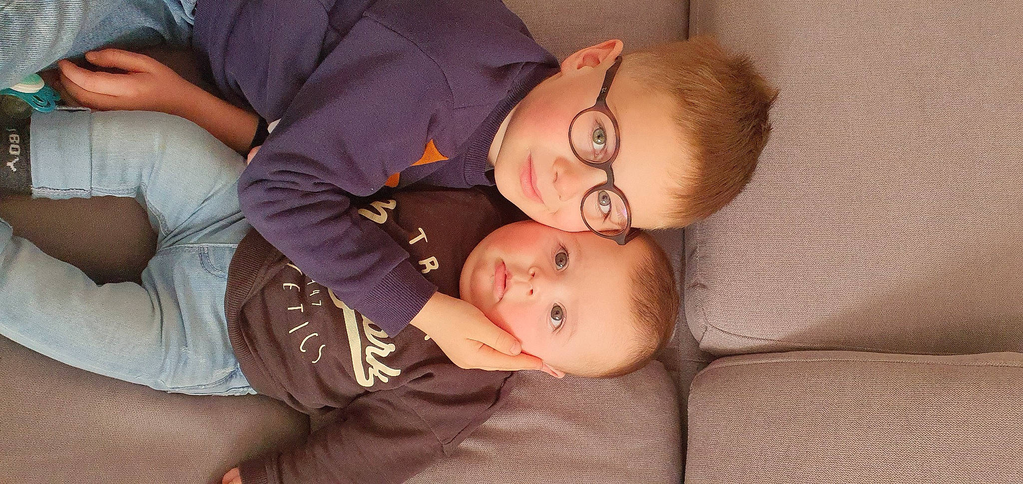 Arthur participe au concours pour gagner de l'argent avec cette photo : baby, baby_toddler_clothing, cheek, child, comfort, elbow, facial_expression, flash_photography, fun, glasses, hairstyle, hand, happy, mouth, neck, nose, person, skin, thigh, toddler