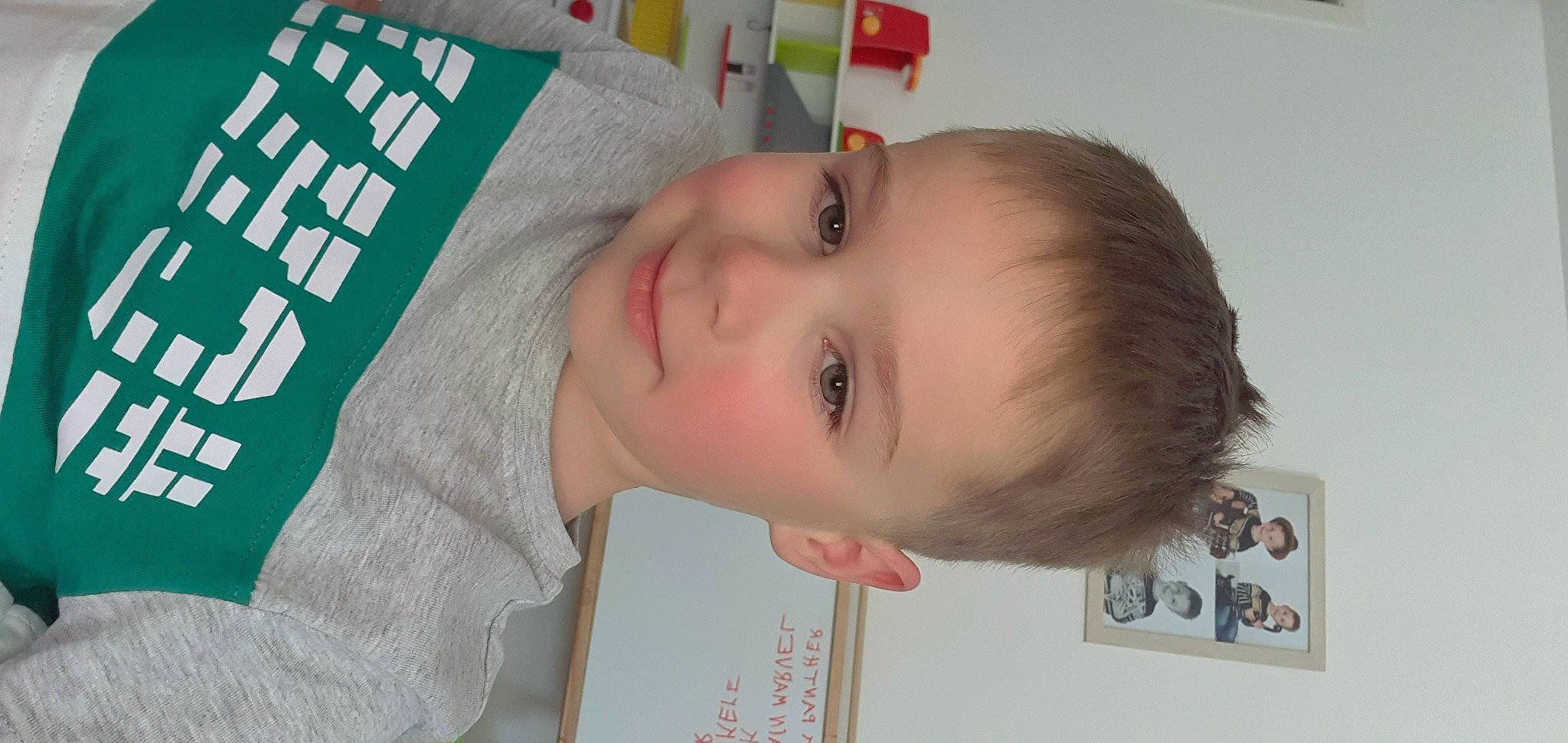 Arthur a rejoint le concours — aidez-le/la à gagner de superbes lots ! cheek, child, chin, eyebrow, eyelash, forehead, happy, joy, linens, lip, nose, pattern, person, room, skin, sleeve, smile, throat, toddler