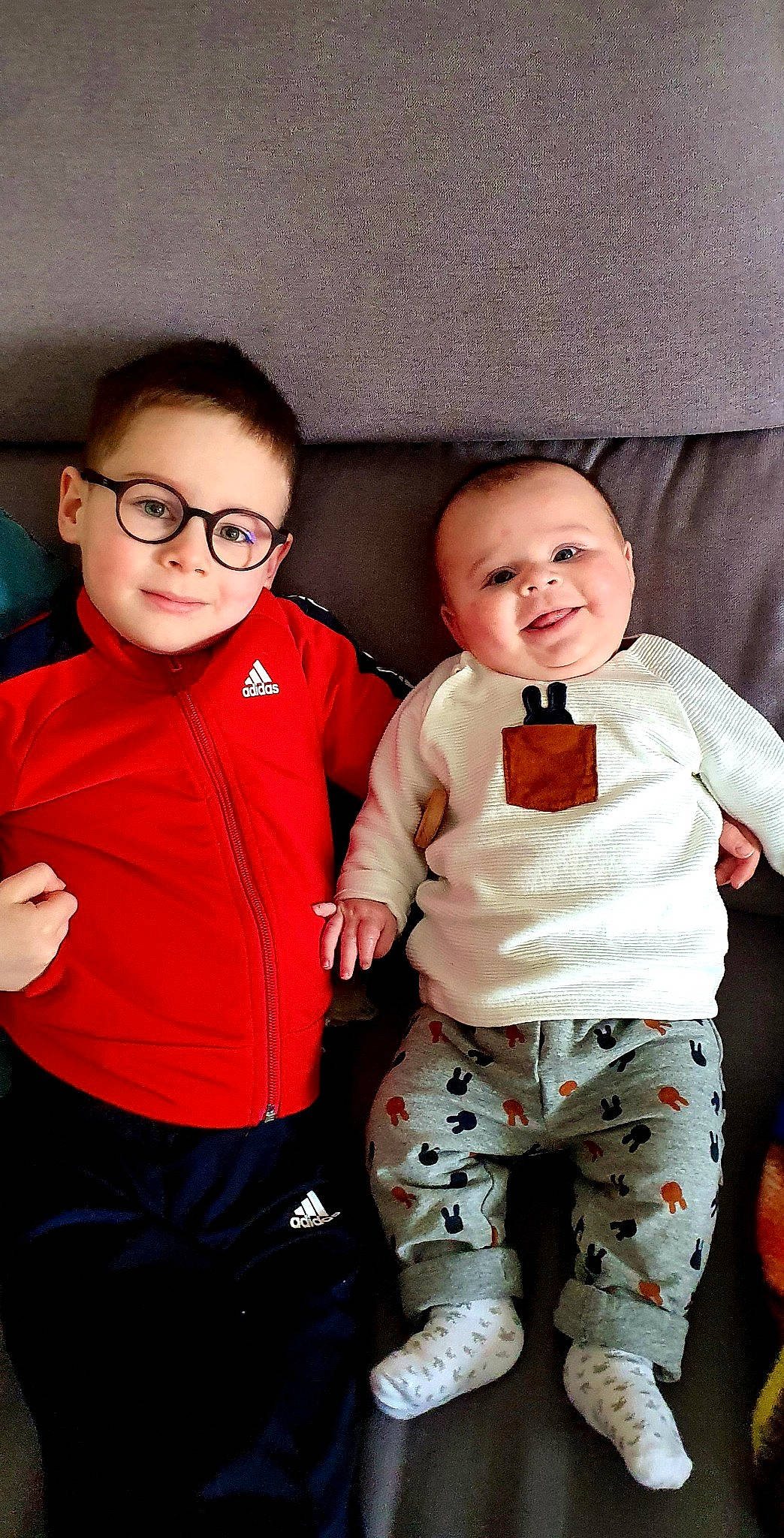 Arthur a rejoint le concours — aidez-le/la à gagner de superbes lots ! baby_toddler_clothing, cheek, chin, cool, face, facial_expression, fashion, flash_photography, fun, gesture, hairstyle, happy, head, human, joy, person, pink, skin, sleeve, smile