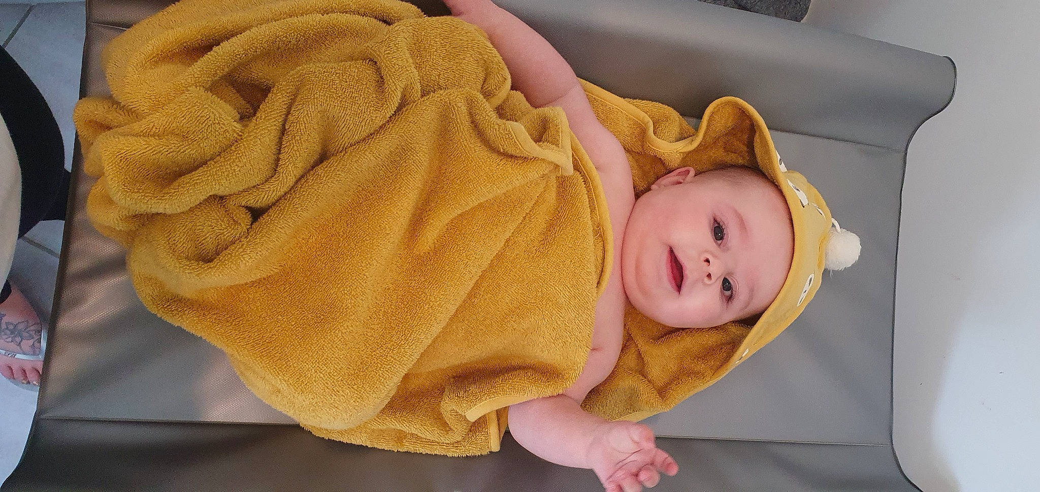 Nohé a rejoint le concours — aidez-le/la à gagner de superbes lots ! baby, baby_products, baby_safety, baby_sleeping, baby_toddler_clothing, cheek, child, comfort, eye, finger, headgear, headwear, linens, lip, nose, person, sitting, skin, sleeve, textile