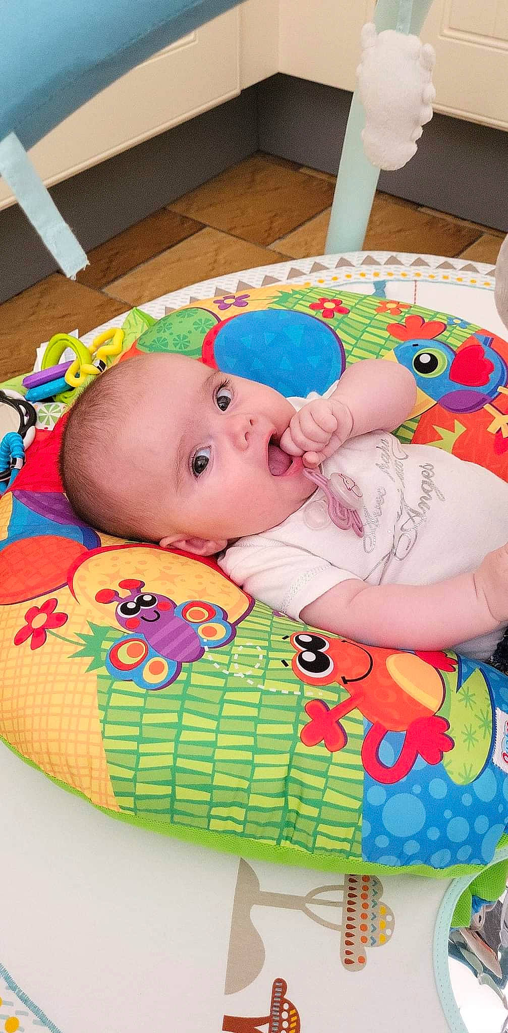 Hysaé participe au concours pour gagner de l'argent avec cette photo : art, baby, baby_products, baby_toddler_clothing, baby_toys, cheek, child, comfort, fun, leisure, linens, orange, pattern, person, pink, play, red, room, textile, toddler