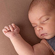 Axel participe au concours pour gagner de l'argent avec cette photo : baby, newborn, sleeping, infant, face, head, arm, hand, fist, fingernails, skin, soft_texture, blanket, fabric, portrait, closeup, peaceful, resting, cozy, eyelashes