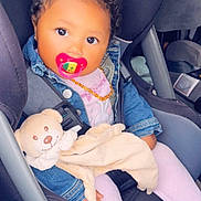 Dior a rejoint le concours — aidez-le/la à gagner de superbes lots ! arm, auto_part, automotive_design, baby, baby_in_car_seat, baby_toddler_clothing, car_seat, car_seat_cover, cheek, comfort, doll, finger, joint, lap, skin, stuffed_toy, toddler, toy, vehicle_door, white