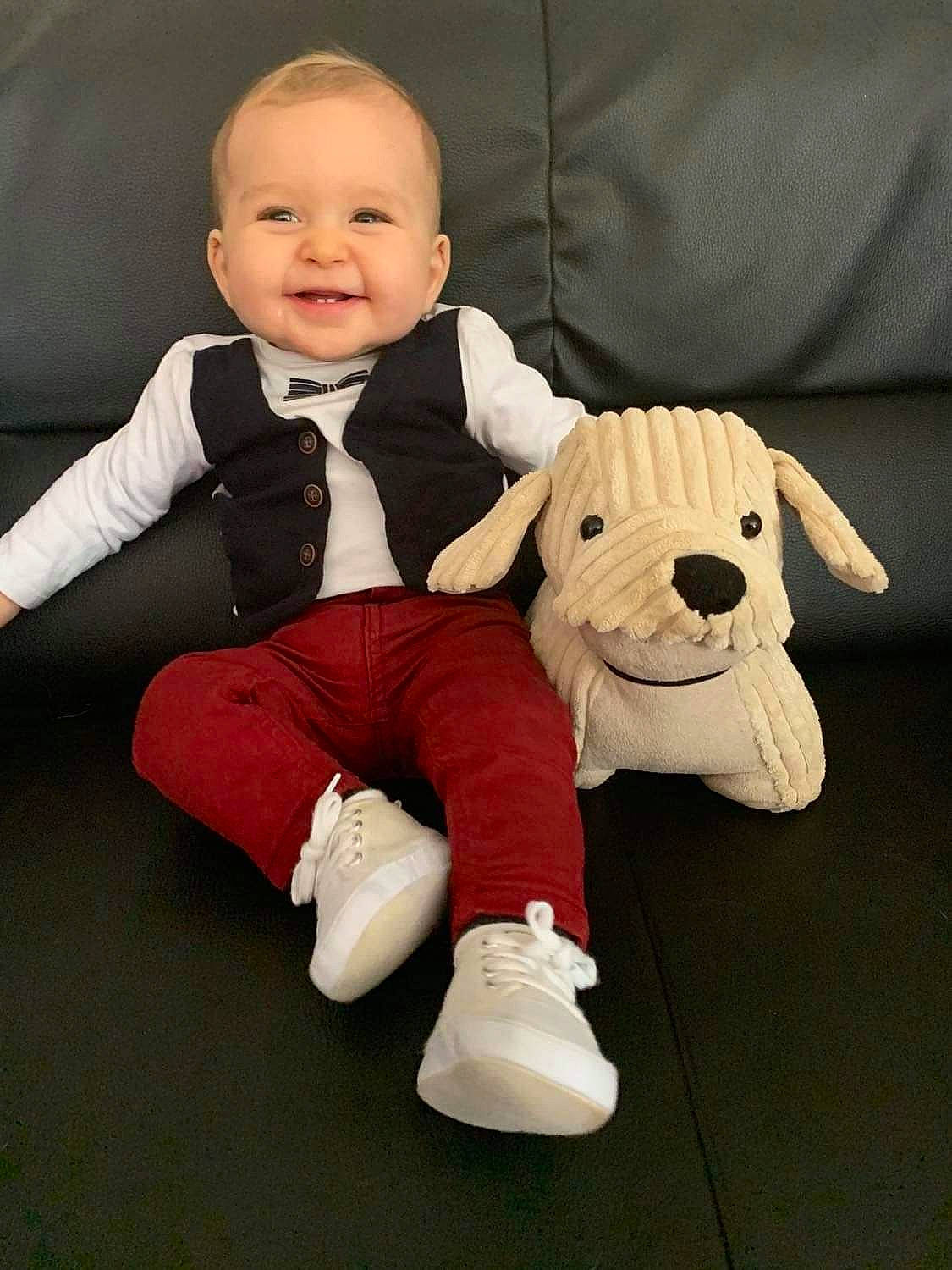 Tiago participe au concours pour gagner de l'argent avec cette photo : baby, baby_toddler_clothing, child, finger, foot, formal_wear, fun, gesture, happy, head, human_body, joy, leg, mammal, person, sitting, sleeve, smile, stuffed_toy, tie