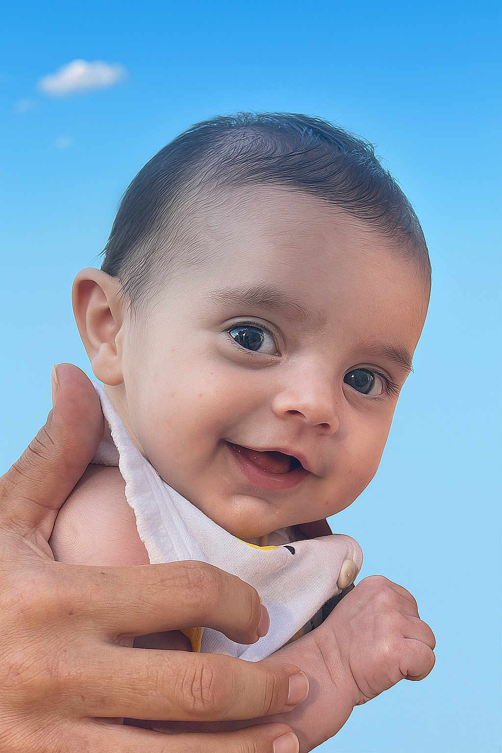 Elya a rejoint le concours — aidez-le/la à gagner de superbes lots ! baby, child, smile, hand, skin, face, eyes, clothing, outdoor, sky, blue_sky, cloud, infant, portrait, cute, happy, holding, person, closeup, young