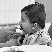 Soan a rejoint le concours — aidez-le/la à gagner de superbes lots ! baby, bib, black_and_white, child, closeup, cute, eating, feeding, hand, high_chair, indoor, infant, keys, mouth_open, person, portrait, rings, spoon, table, wet_hair