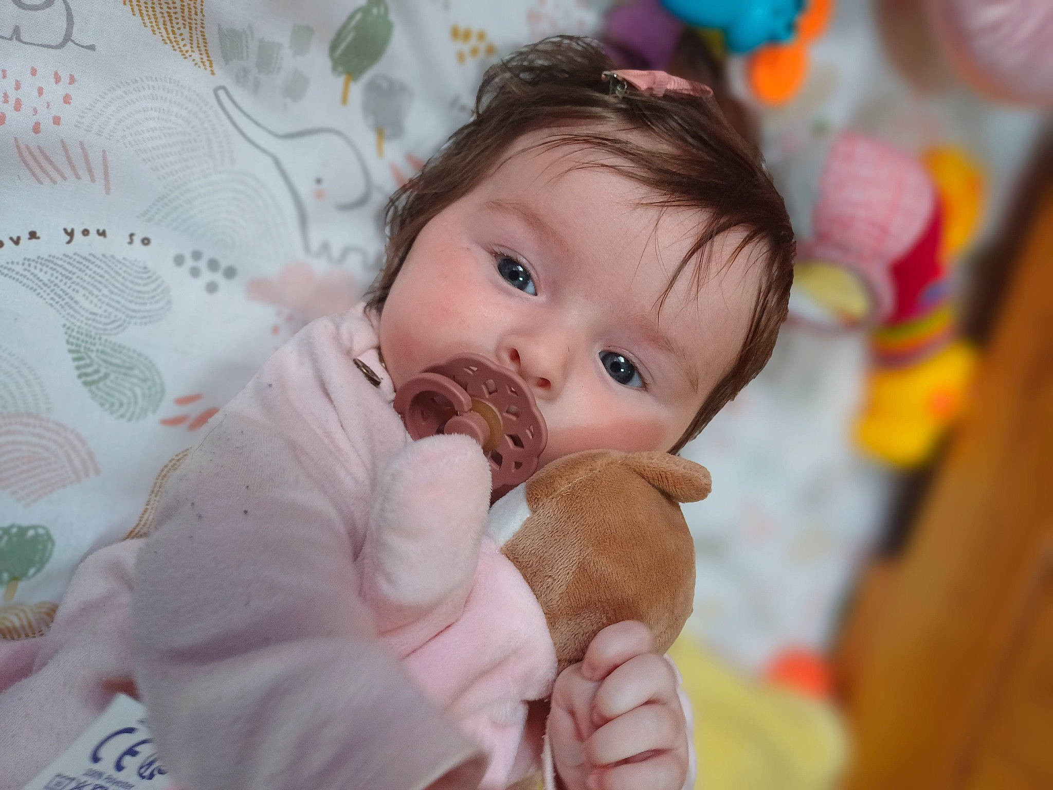 Constance participe au concours pour gagner de l'argent avec cette photo : baby, baby_products, baby_toddler_clothing, baby_toys, cheek, child, event, eye, fun, gesture, happy, iris, person, pink, room, skin, sleeve, sweetness, textile, toddler