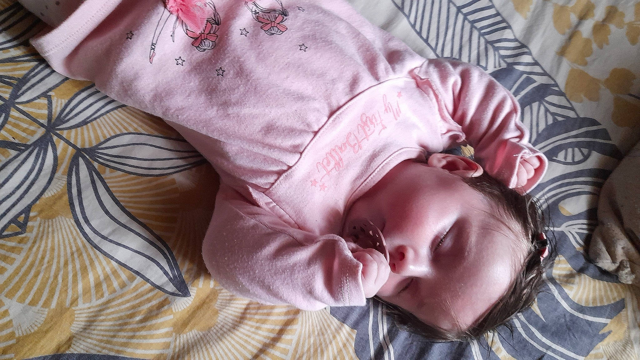 Constance participe au concours pour gagner de l'argent avec cette photo : baby, baby_toddler_clothing, child, comfort, facial_expression, fashion_accessory, human, linens, magenta, mammal, pattern, people, person, pink, room, skin, textile, toddler, tree, white
