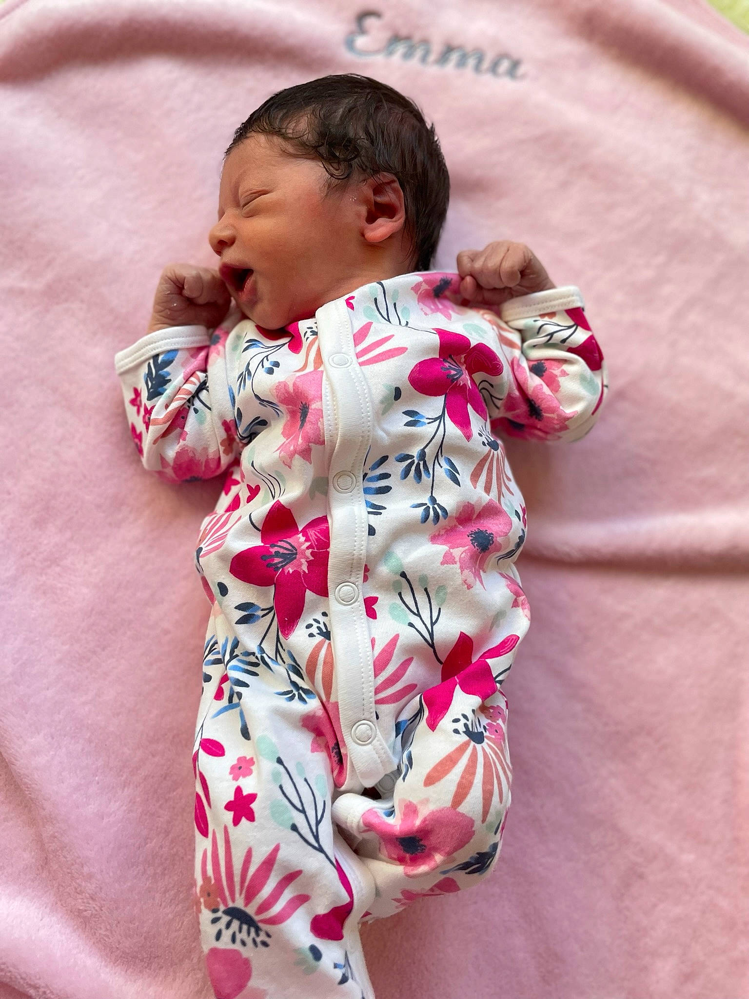 Emma participe au concours pour gagner de l'argent avec cette photo : baby, baby_toddler_clothing, comfort, face, finger, gesture, hair, happy, human_body, linens, lip, neck, nose, pattern, person, pink, skin, sleeve, textile, thigh