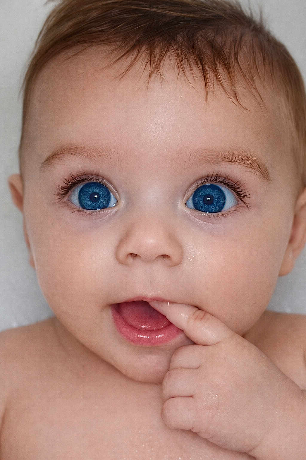 Maliya participe au concours pour gagner de l'argent avec cette photo : baby, blue_eyes, close_up, curious, finger_in_mouth, innocence, infant, mouth, person, portrait, skin, small_hand, soft_skin, expression, cute, child, face, eyelashes, head, human
