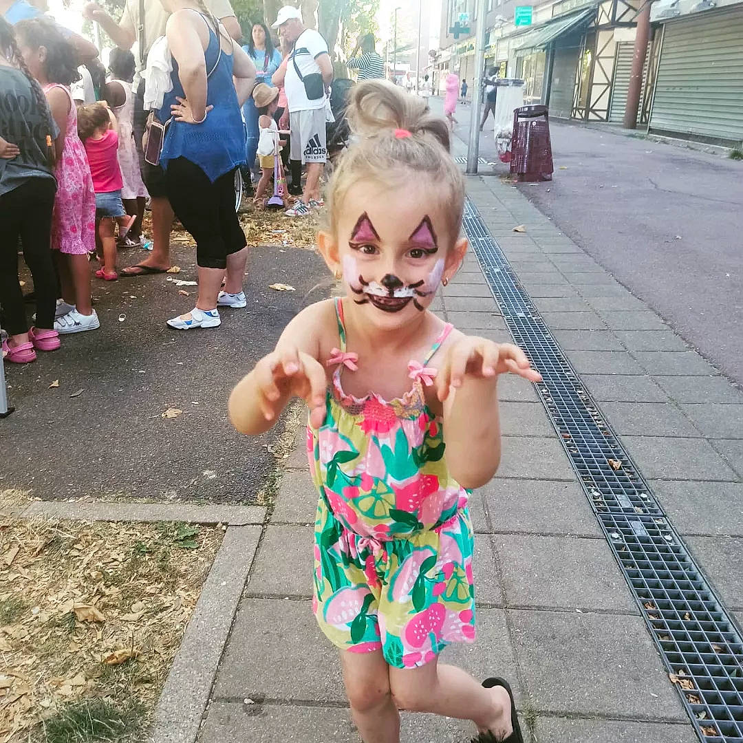 Milana a rejoint le concours — aidez-le/la à gagner de superbes lots ! asphalt, eyewear, footwear, happy, headwear, infrastructure, leisure, morning, people, person, pink, plant, road, road_surface, shoe, shorts, sidewalk, summer, sunglasses, t_shirt