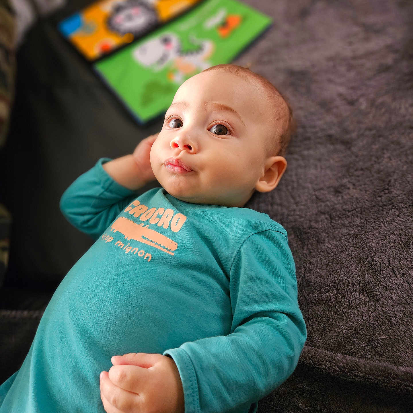 Lenny a rejoint le concours — aidez-le/la à gagner de superbes lots ! baby, bodypart, clothing, computer, couch, face, finger, furniture, hand, happy, head, longsleeve, newborn, pants, person, photography, portrait, sleeve, smile, t_shirt