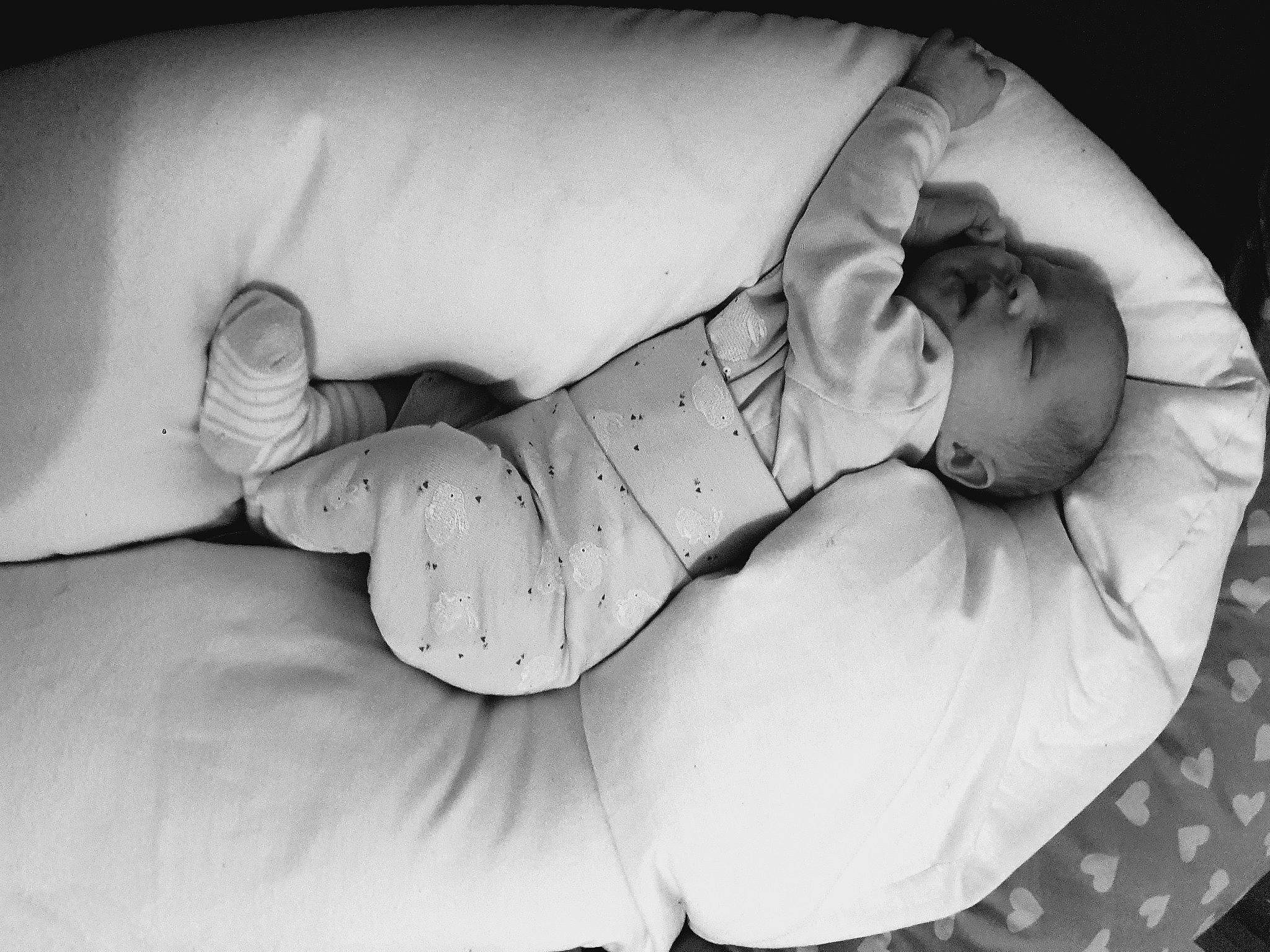 éléanor a rejoint le concours — aidez-le/la à gagner de superbes lots ! baby, baby_sleeping, bedtime, child, comfort, elbow, flash_photography, gesture, head, headgear, human_body, human_leg, knee, monochrome, monochrome_photography, nap, person, skin, sleeve, stock_photography