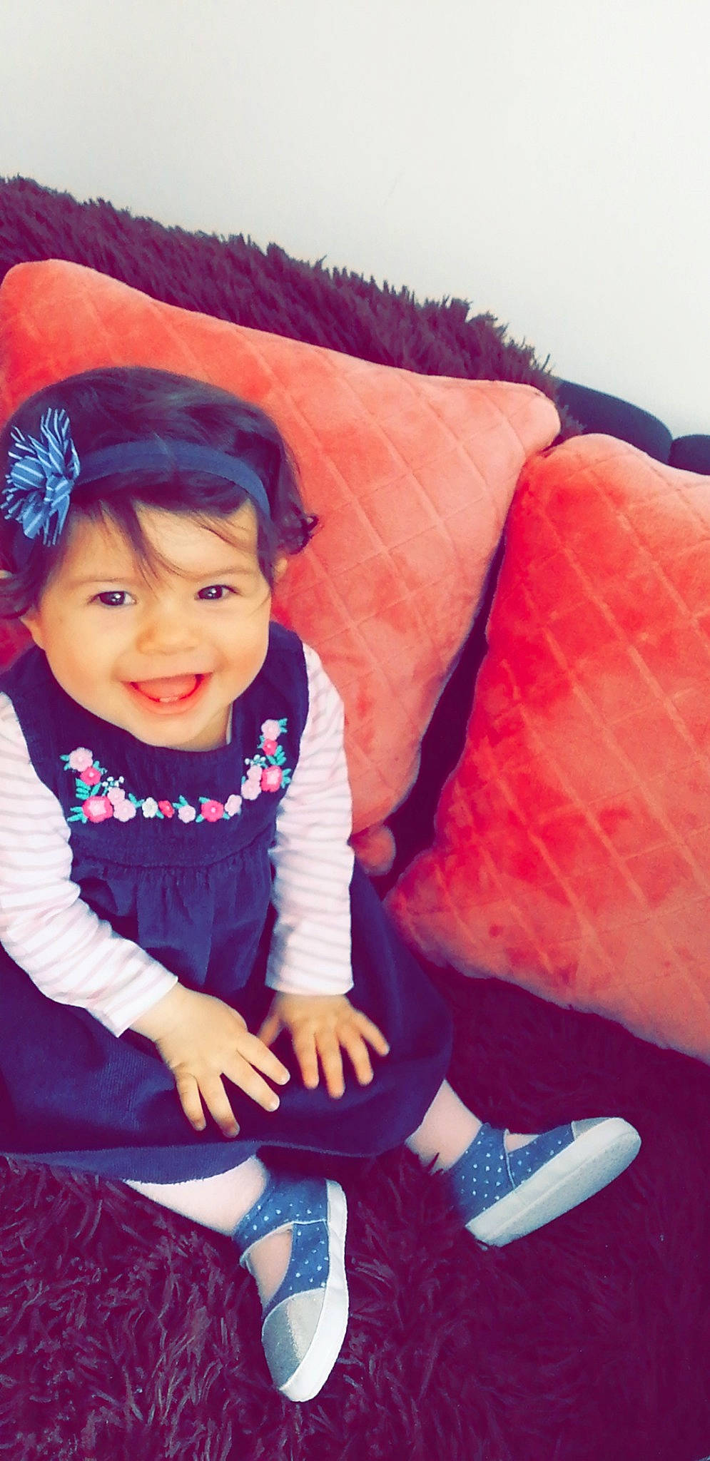 Jana participe au concours pour gagner de l'argent avec cette photo : child, child_model, cool, finger, happy, joy, leg, person, pink, sitting, skin, smile, thigh, toddler