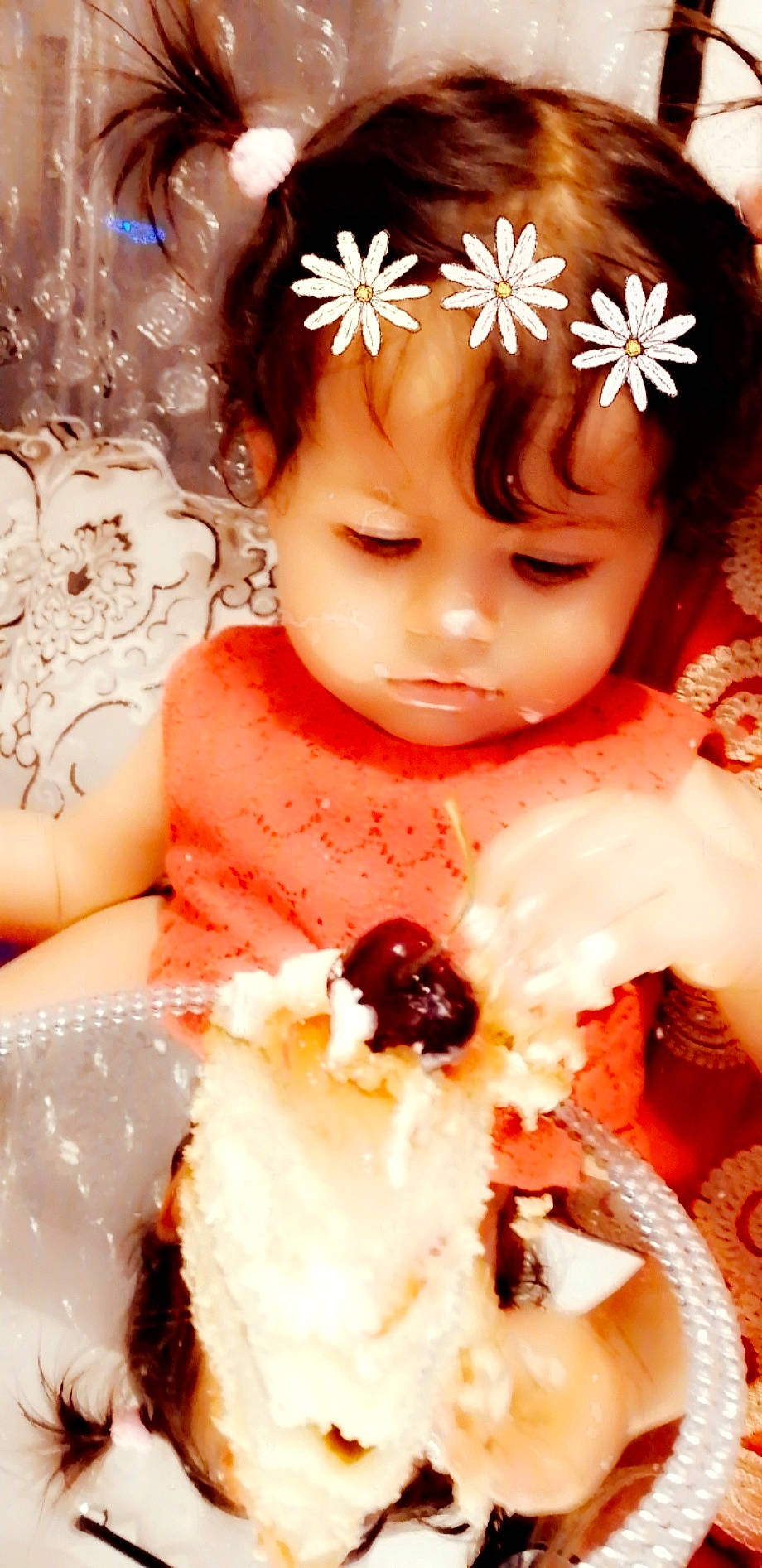 Jana participe au concours pour gagner de l'argent avec cette photo : child, hair_accessory, headgear, headpiece, person, sweetness