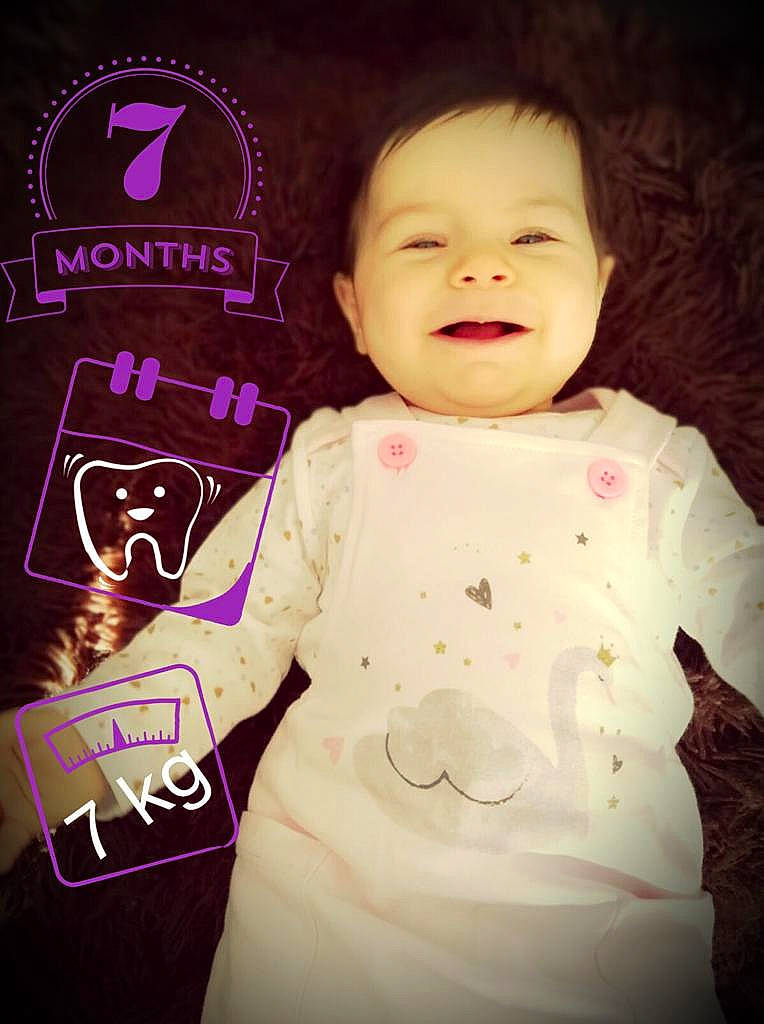 Jana participe au concours pour gagner de l'argent avec cette photo : baby, cheek, child, cool, daughter, face, facial_expression, forehead, fun, happy, head, lip, nose, person, photography, pink, purple, skin, smile, t_shirt