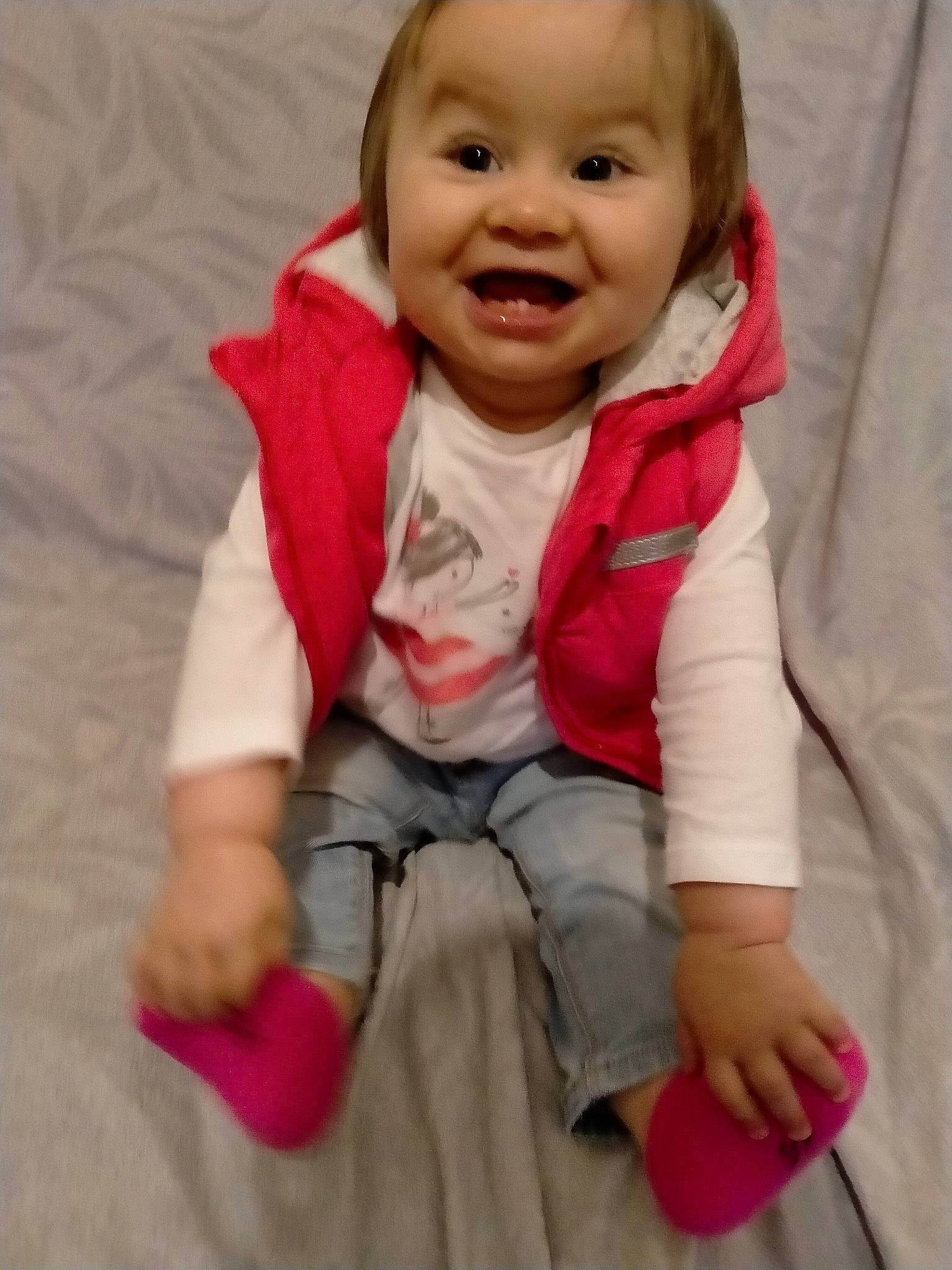 Jade participe au concours pour gagner de l'argent avec cette photo : baby, baby_products, baby_toddler_clothing, cheek, child, comfort, eye, face, fashion_accessory, finger, flooring, fun, happy, nose, pattern, person, sitting, skin, sleeve, smile