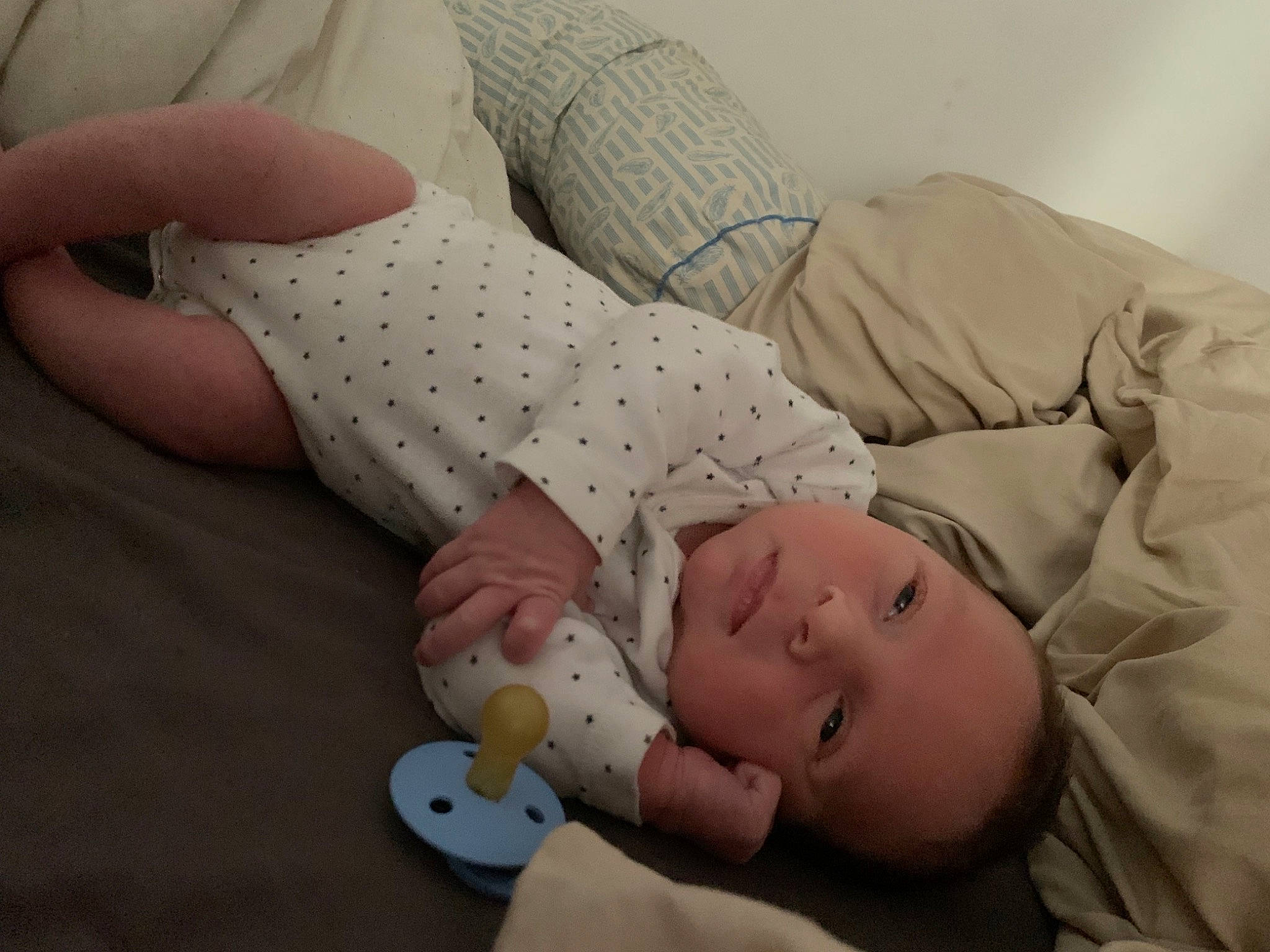 Paolo a rejoint le concours — aidez-le/la à gagner de superbes lots ! baby, baby_products, baby_toddler_clothing, comfort, elbow, finger, foot, gesture, head, human_body, human_leg, joint, knee, linens, nail, person, skin, sleeve, textile, thigh