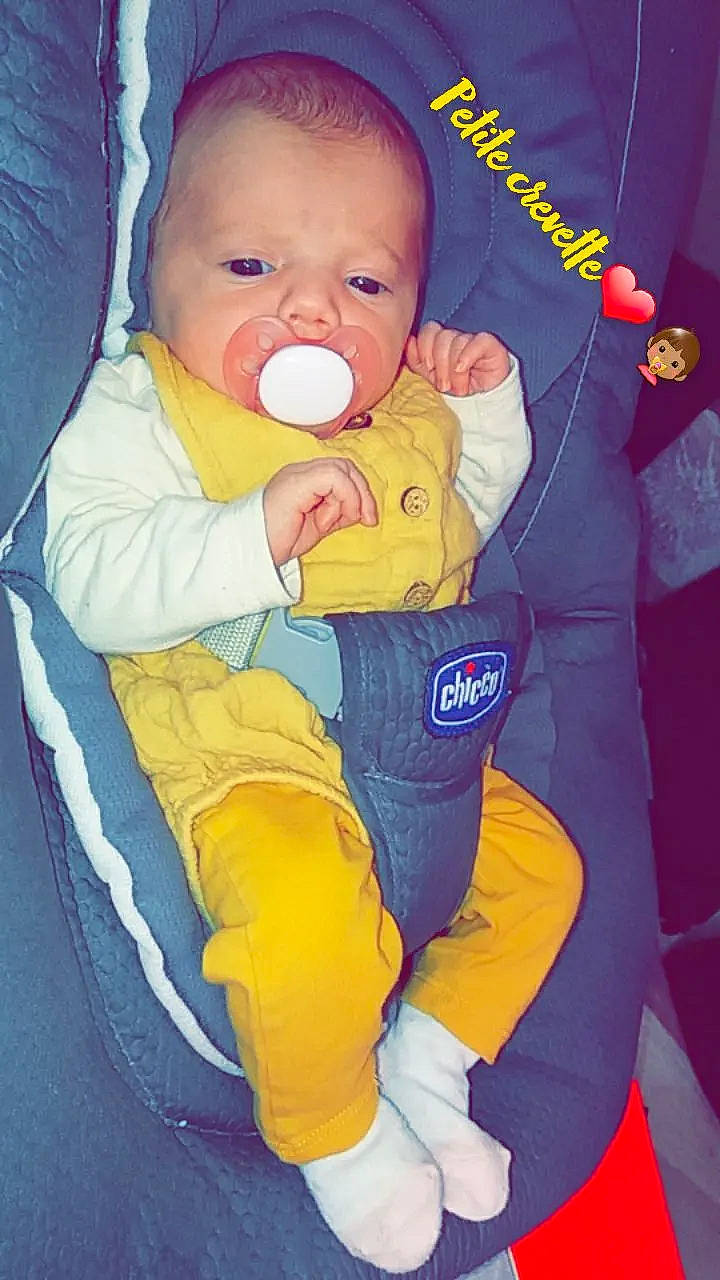 Roxanne a rejoint le concours — aidez-le/la à gagner de superbes lots ! baby, baby_products, baby_toddler_clothing, cheek, comfort, eye, face, facial_expression, finger, happy, head, iris, nose, orange, organ, person, skin, sleeve, snapshot, toddler